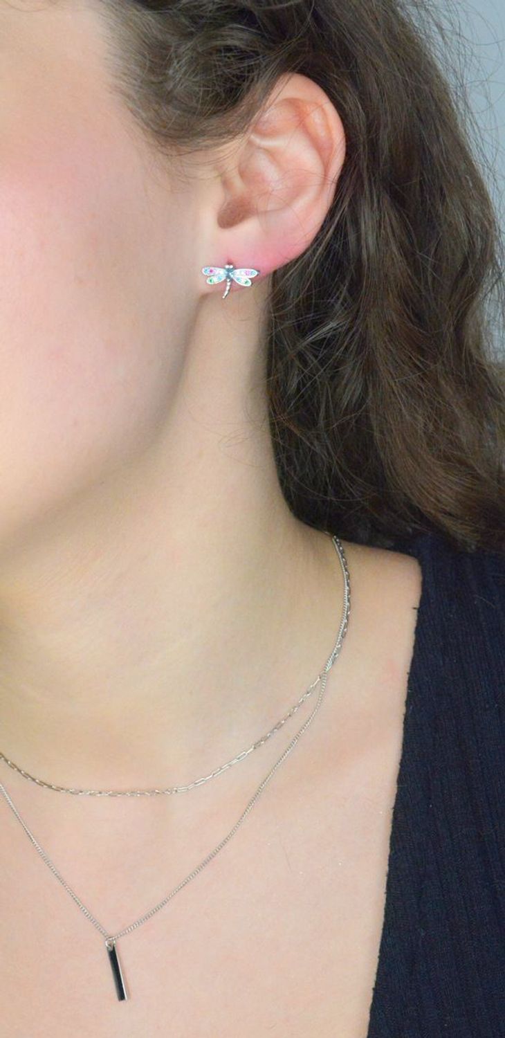 Srebrne kolczyki damskie ważki z kolorową cyrkonią DIA-KLC-11572-925, Srebrne kolczyki zostały wykonane z najwyższej jakości srebra próby 925. Kolczyki zostały starannie ozdobione 1.jpg