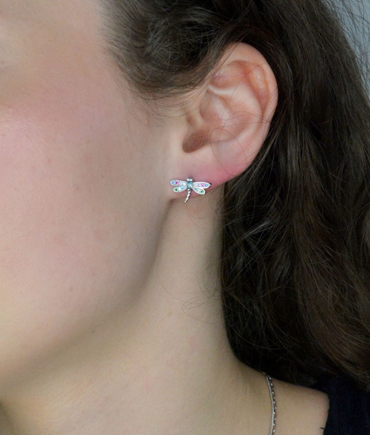 Srebrne kolczyki damskie ważki z kolorową cyrkonią DIA-KLC-11572-925, Srebrne kolczyki zostały wykonane z najwyższej jakości srebra próby 925. Kolczyki zostały starannie ozdobione 1.jpg