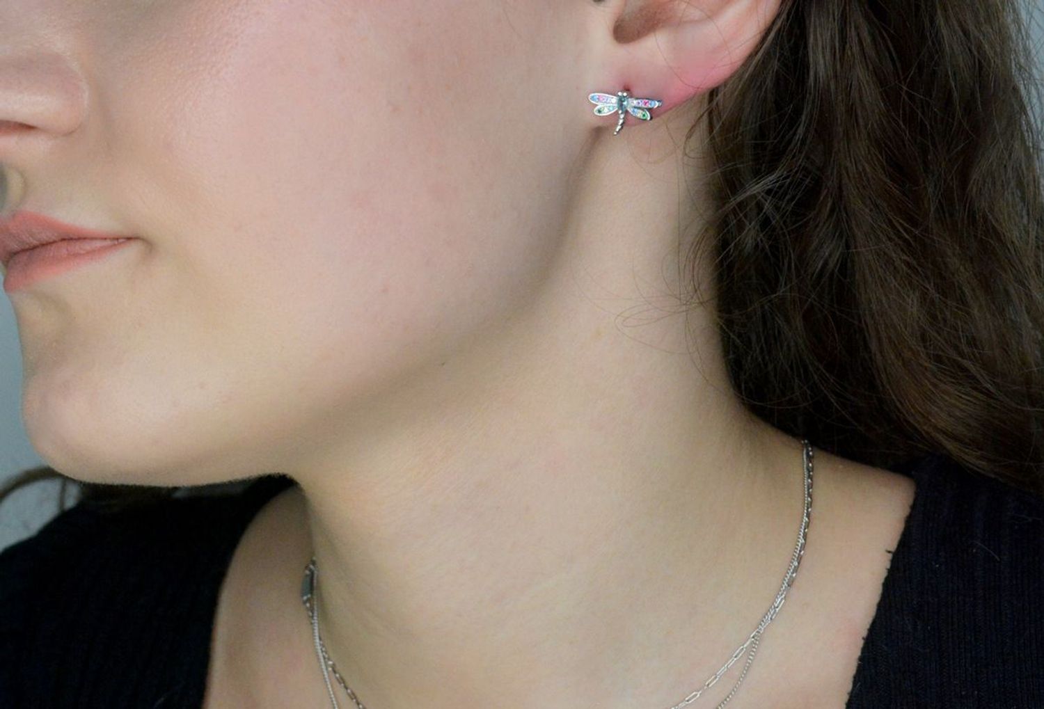 Srebrne kolczyki damskie ważki z kolorową cyrkonią DIA-KLC-11572-925, Srebrne kolczyki zostały wykonane z najwyższej jakości srebra próby 925. Kolczyki zostały starannie ozdobione 1.jpg