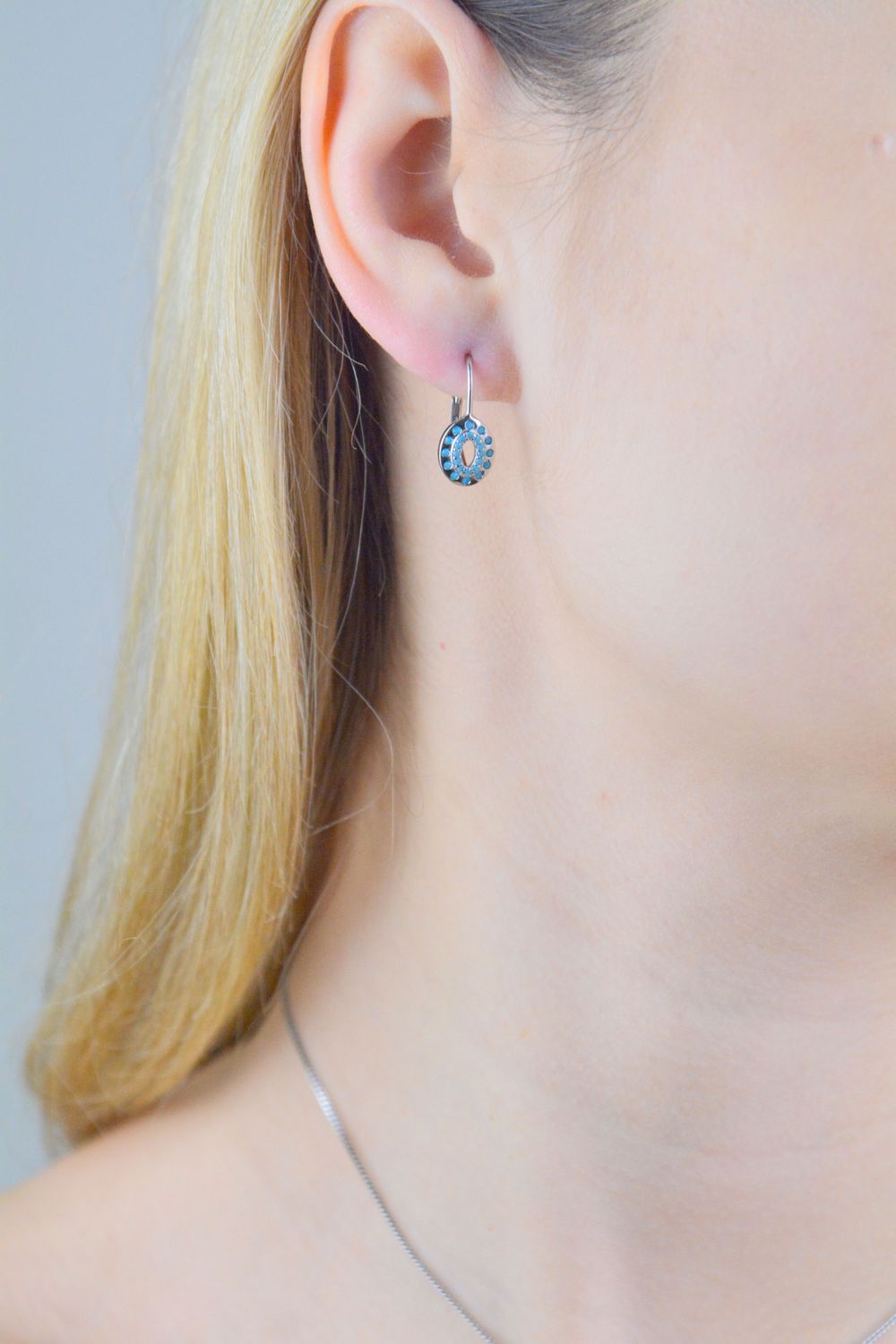 Srebrne kolczyki damskie 925 owalne z niebieską emalią DIA-KLC-11574-925. Srebrne kolczyki damskie. Srebrne kolczyki wiszące. Kolczyki damskie z emalią. Kolczyki srebrne na bigiel. Kolczyki srebrne na prezent..jpg