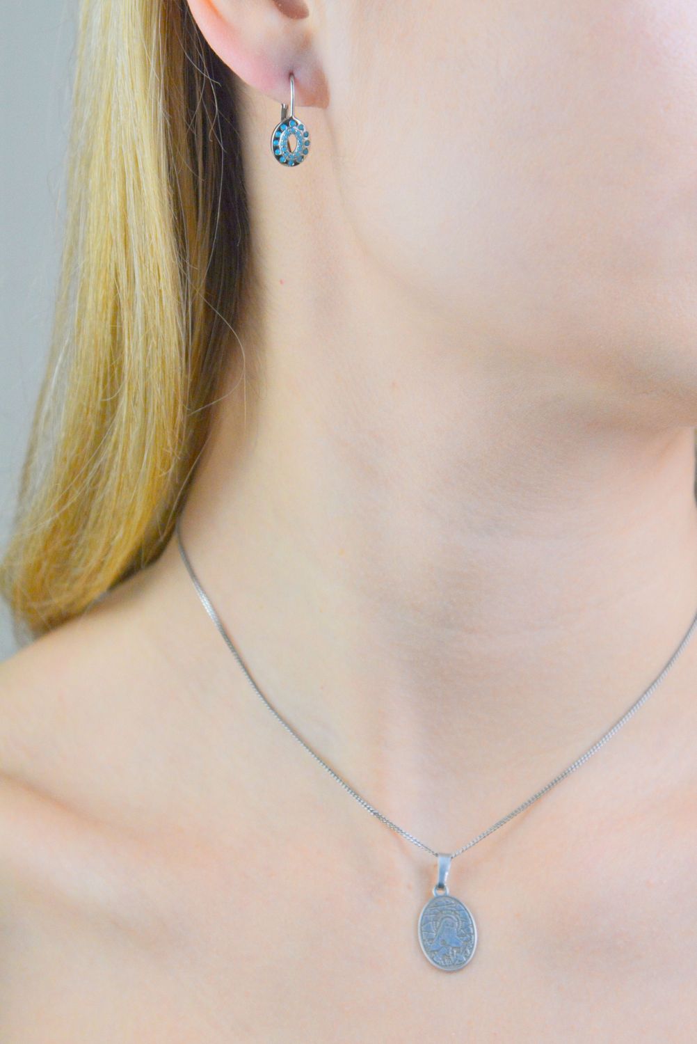 Srebrne kolczyki damskie 925 owalne z niebieską emalią DIA-KLC-11574-925. Srebrne kolczyki damskie. Srebrne kolczyki wiszące. Kolczyki damskie z emalią. Kolczyki srebrne na bigiel. Kolczyki srebrne na prezent..jpg