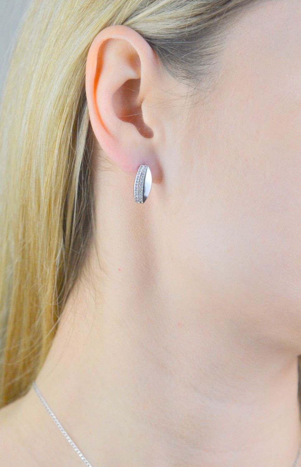 Srebrne kolczyki damskie 925 klasyczne z cyrkoniami DIA-KLC-11575-925. Srebrne kolczyki damskie. Srebrne kolczyki wiszące. Kolczyki damskie z cyrkoniami. Kolczyki srebrne na bigiel. Kolczyki srebrne na prezent..jpg