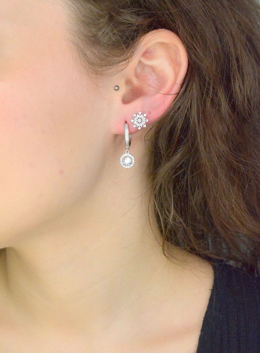 Srebrne kolczyki damskie 925 kółeczka z wiszącą białą cyrkonią DIA-KLC-11584-925. Srebrne kolczyki damskie. Srebrne kolczyki kółeczka. Kolczyki damskie z cyrkoniami. Kolczyki srebrne na prezent.1.jpg