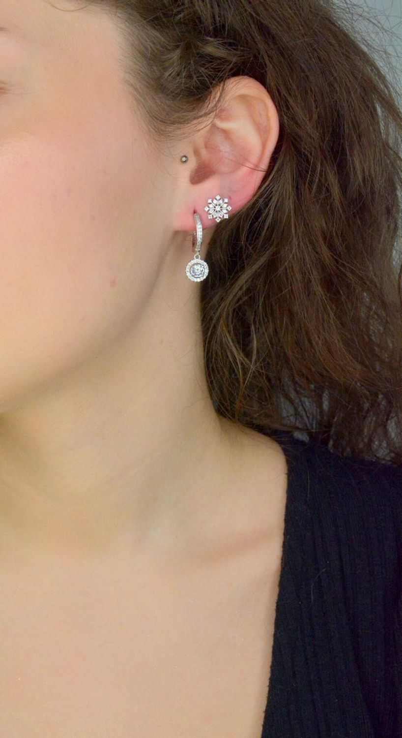 Srebrne kolczyki damskie 925 kółeczka z wiszącą białą cyrkonią DIA-KLC-11584-925. Srebrne kolczyki damskie. Srebrne kolczyki kółeczka. Kolczyki damskie z cyrkoniami. Kolczyki srebrne na prezent.1.jpg