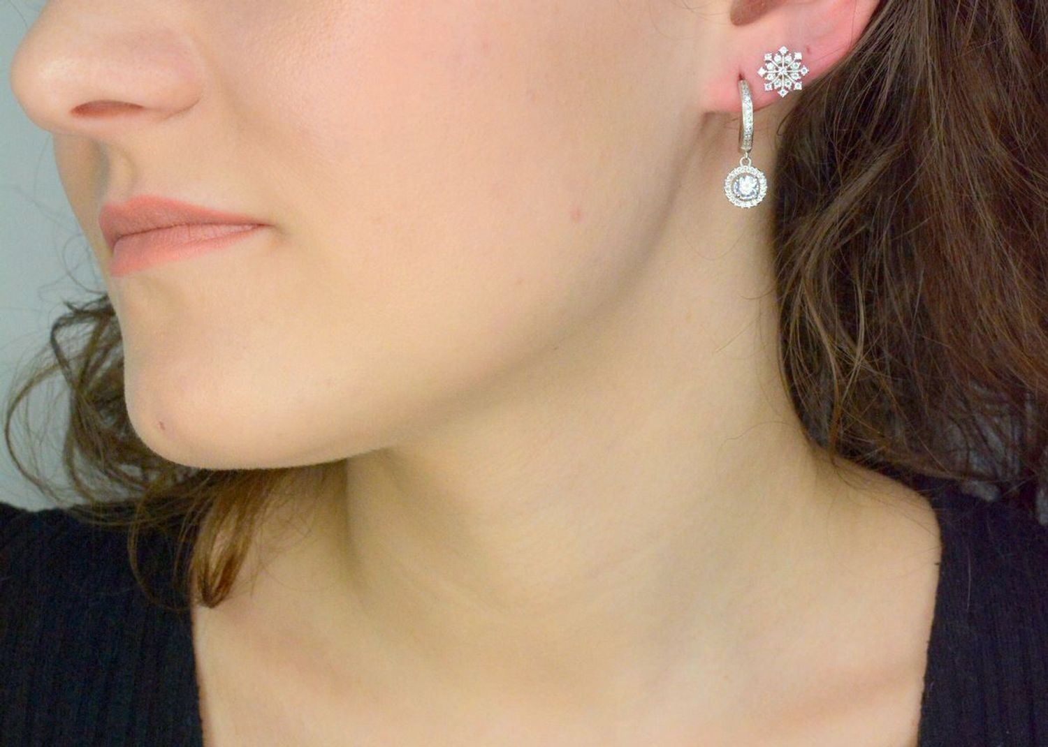 Srebrne kolczyki damskie 925 kółeczka z wiszącą białą cyrkonią DIA-KLC-11584-925. Srebrne kolczyki damskie. Srebrne kolczyki kółeczka. Kolczyki damskie z cyrkoniami. Kolczyki srebrne na prezent.1.jpg