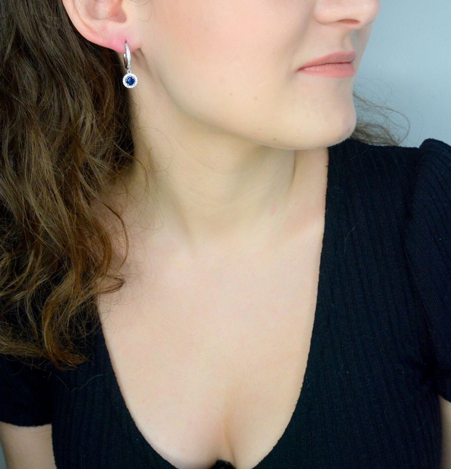 Srebrne kolczyki damskie 925 kółeczka z wiszącą granatową cyrkonią DIA-KLC-11587-925. Srebrne kolczyki damskie. Srebrne kolczyki kółeczka. Kolczyki damskie z cyrkoniami. 1.jpg