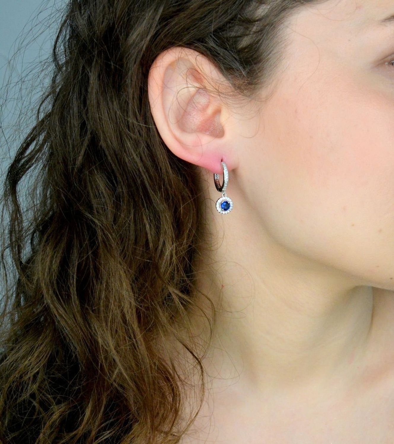 Srebrne kolczyki damskie 925 kółeczka z wiszącą granatową cyrkonią DIA-KLC-11587-925. Srebrne kolczyki damskie. Srebrne kolczyki kółeczka. Kolczyki damskie z cyrkoniami. 1.jpg