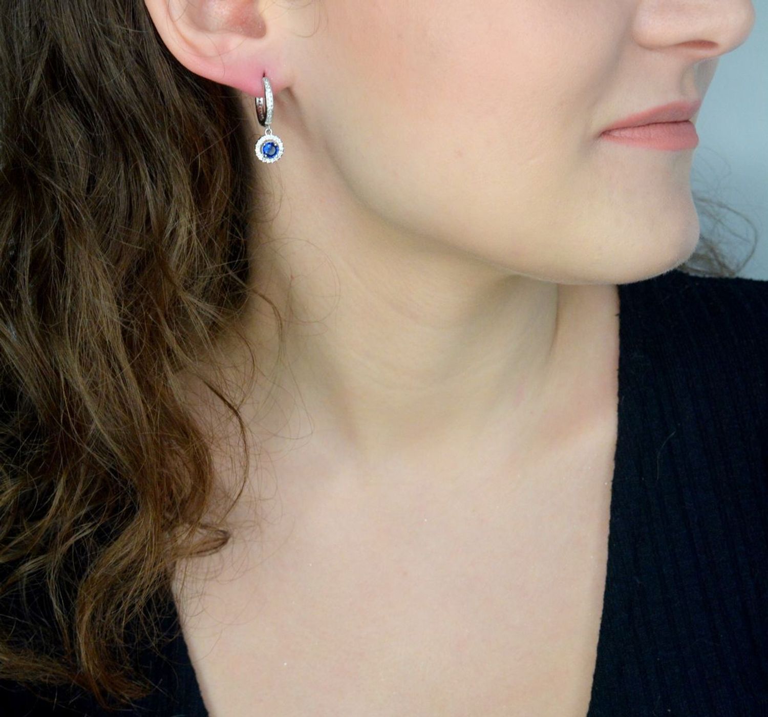 Srebrne kolczyki damskie 925 kółeczka z wiszącą granatową cyrkonią DIA-KLC-11587-925. Srebrne kolczyki damskie. Srebrne kolczyki kółeczka. Kolczyki damskie z cyrkoniami. 1.jpg