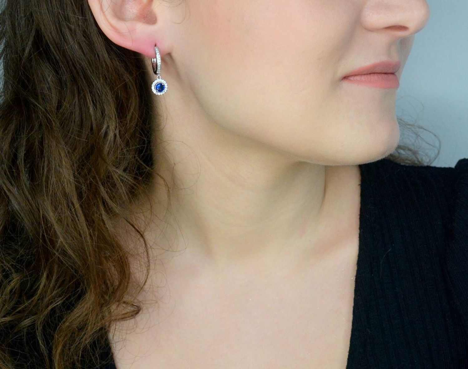 Srebrne kolczyki damskie 925 kółeczka z wiszącą granatową cyrkonią DIA-KLC-11587-925. Srebrne kolczyki damskie. Srebrne kolczyki kółeczka. Kolczyki damskie z cyrkoniami. 1.jpg