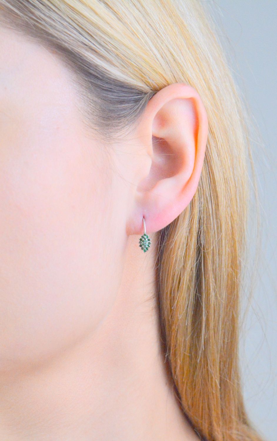 Srebrne kolczyki damskie 925 z zielonymi cyrkoniami DIA-KLC-11588-925.  Srebrne kolczyki damskie. Srebrne kolczyki wiszące. Kolczyki damskie z cyrkoniami. Kolczyki srebrne na bigiel. Kolczyki srebrne na prezent..jpg