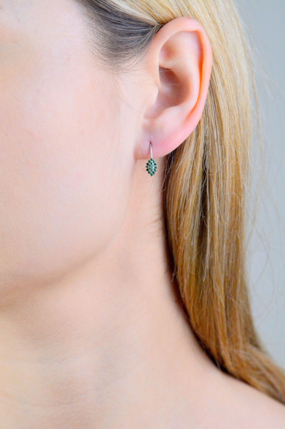 Srebrne kolczyki damskie 925 z zielonymi cyrkoniami DIA-KLC-11588-925.  Srebrne kolczyki damskie. Srebrne kolczyki wiszące. Kolczyki damskie z cyrkoniami. Kolczyki srebrne na bigiel. Kolczyki srebrne na prezent..jpg