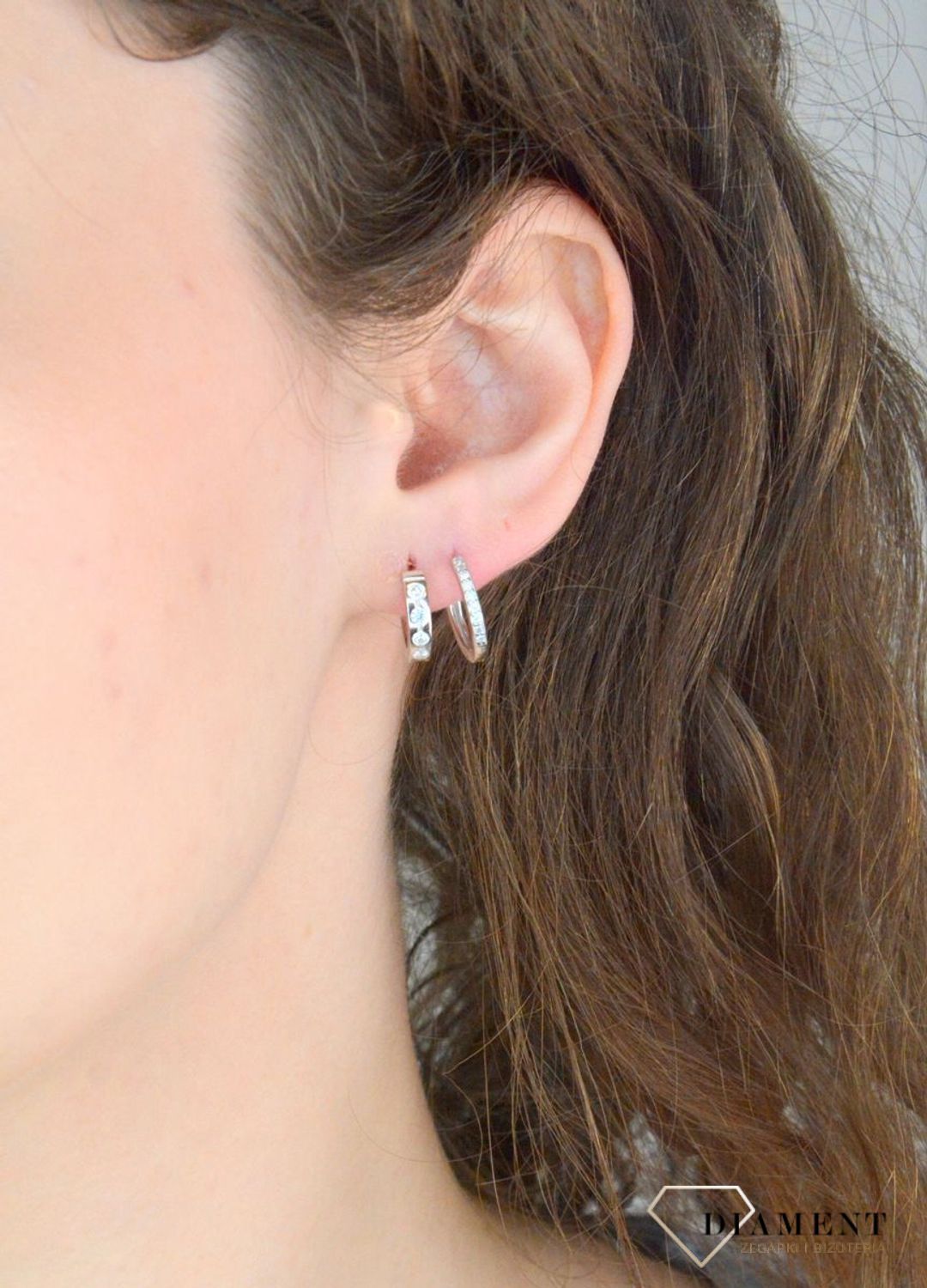 Srebrne kolczyki damskie 925 małe kółka z cyrkoniami DIA-KLC-11590-925. Srebrne kolczyki damskie. Kolczyki srebrne kółka. Małe klasyczne kółka srebrne. Kolczyki srebrne z cyrkoniami. Kolczyki damskie srebrne na prezent.1.jpg