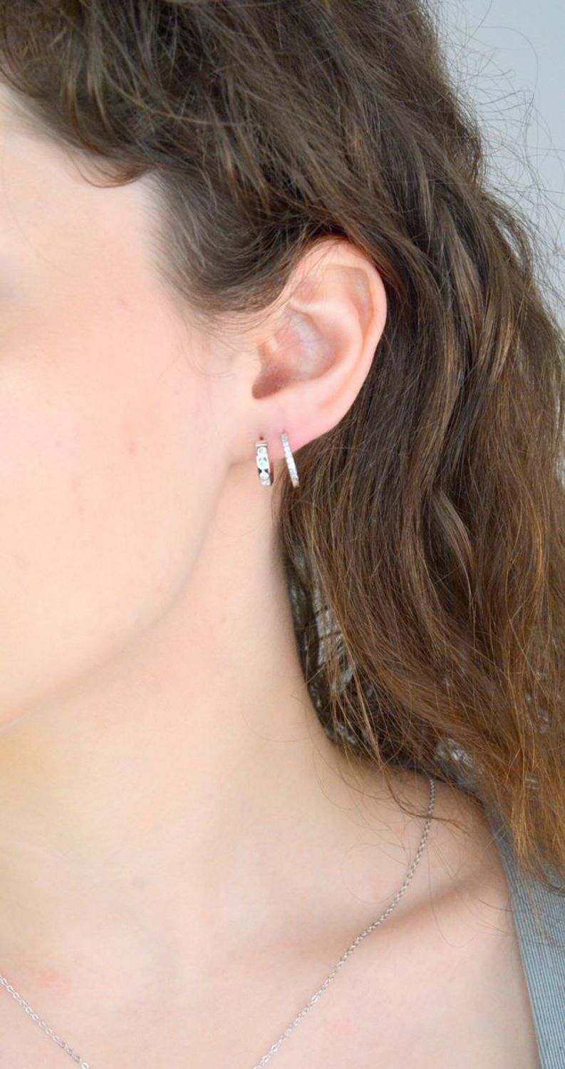 Srebrne kolczyki damskie 925 małe kółka z cyrkoniami DIA-KLC-11590-925. Srebrne kolczyki damskie. Kolczyki srebrne kółka. Małe klasyczne kółka srebrne. Kolczyki srebrne z cyrkoniami. Kolczyki damskie srebrne na prezent.1.jpg