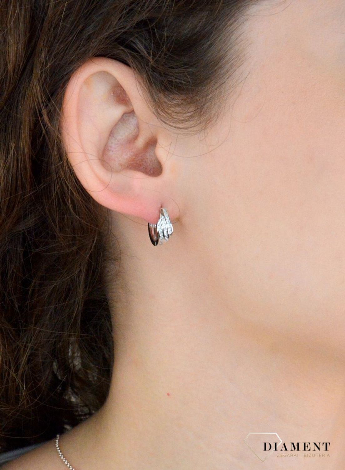 Srebrne kolczyki damskie 925 kółeczka z cyrkoniami DIA-KLC-11591-925. Srebrne kolczyki damskie. Srebrne kółka z cyrkoniami. Kolczyki srebrne kółeczka. Kolczyki srebrne na prezent.1.jpg