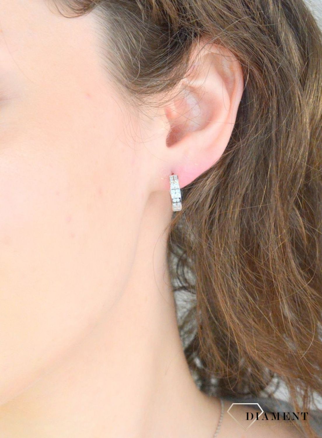 Srebrne kolczyki damskie 925 małe kółka z cyrkoniami DIA-KLC-11592-925.  Srebrne kolczyki damskie. Kolczyki srebrne kółka. Małe klasyczne kółka srebrne. Kolczyki srebrne z cyrkoniami. Kolczyki damskie srebrne na prezent.1.jpg