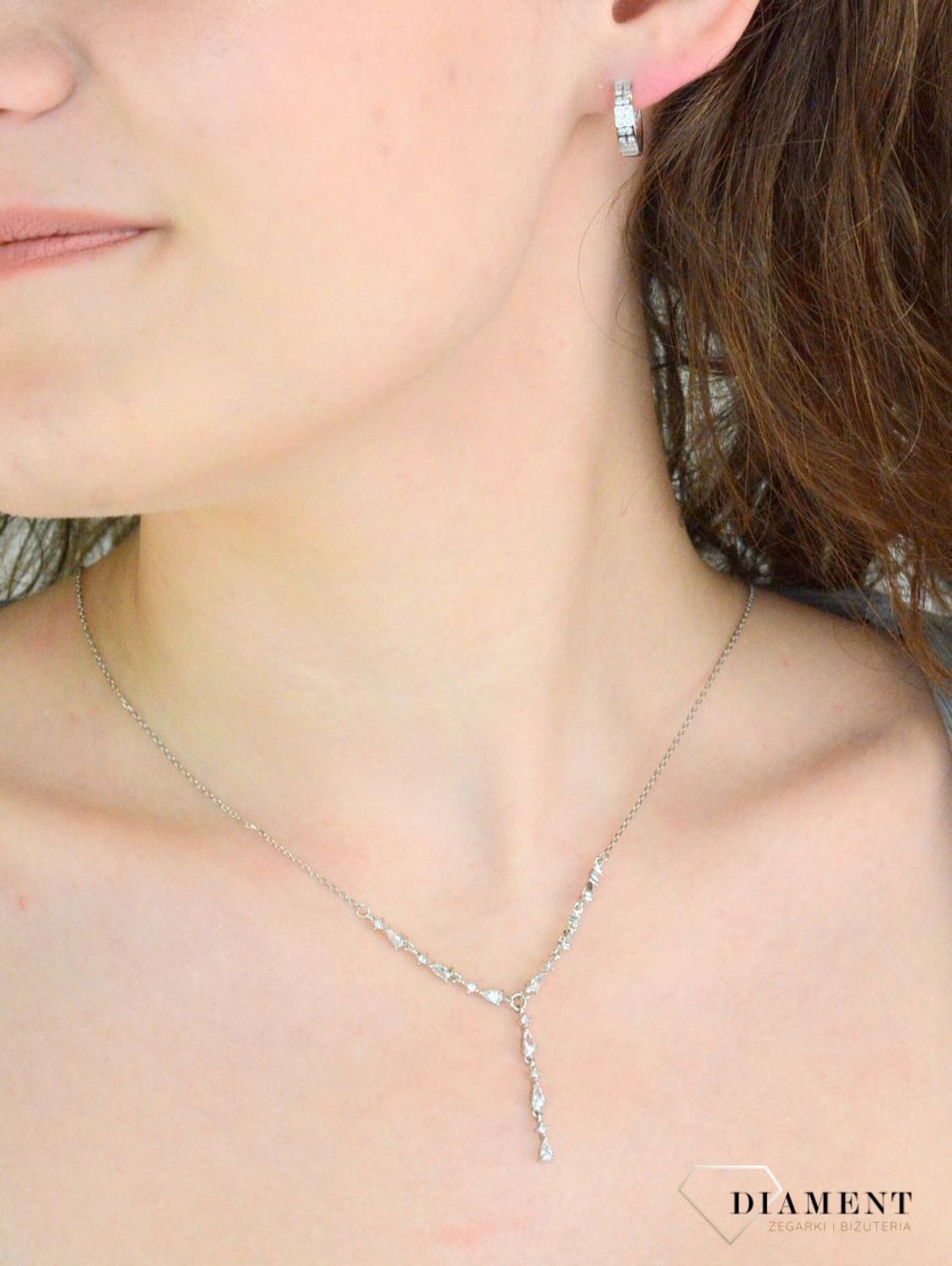 Srebrne kolczyki damskie 925 małe kółka z cyrkoniami DIA-KLC-11592-925.  Srebrne kolczyki damskie. Kolczyki srebrne kółka. Małe klasyczne kółka srebrne. Kolczyki srebrne z cyrkoniami. Kolczyki damskie srebrne na prezent.1.jpg