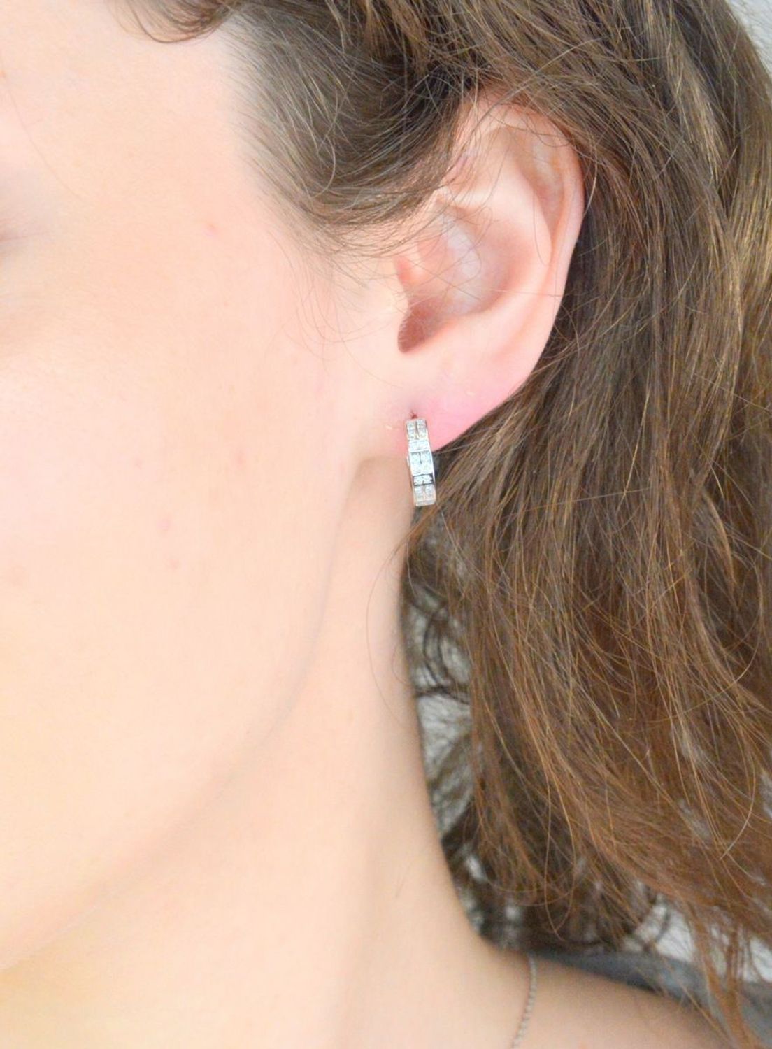 Srebrne kolczyki damskie 925 małe kółka z cyrkoniami DIA-KLC-11592-925.  Srebrne kolczyki damskie. Kolczyki srebrne kółka. Małe klasyczne kółka srebrne. Kolczyki srebrne z cyrkoniami. Kolczyki damskie srebrne na prezent.1.jpg