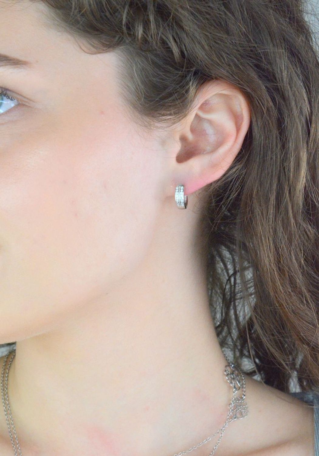 Srebrne kolczyki damskie 925 małe kółka klasyczne z cyrkoniami DIA-KLC-11593-925. Srebrne kolczyki damskie. Kolczyki srebrne kółka. Małe klasyczne kółka srebrne. Kolczyki srebrne z cyrkoniami. 1.jpg