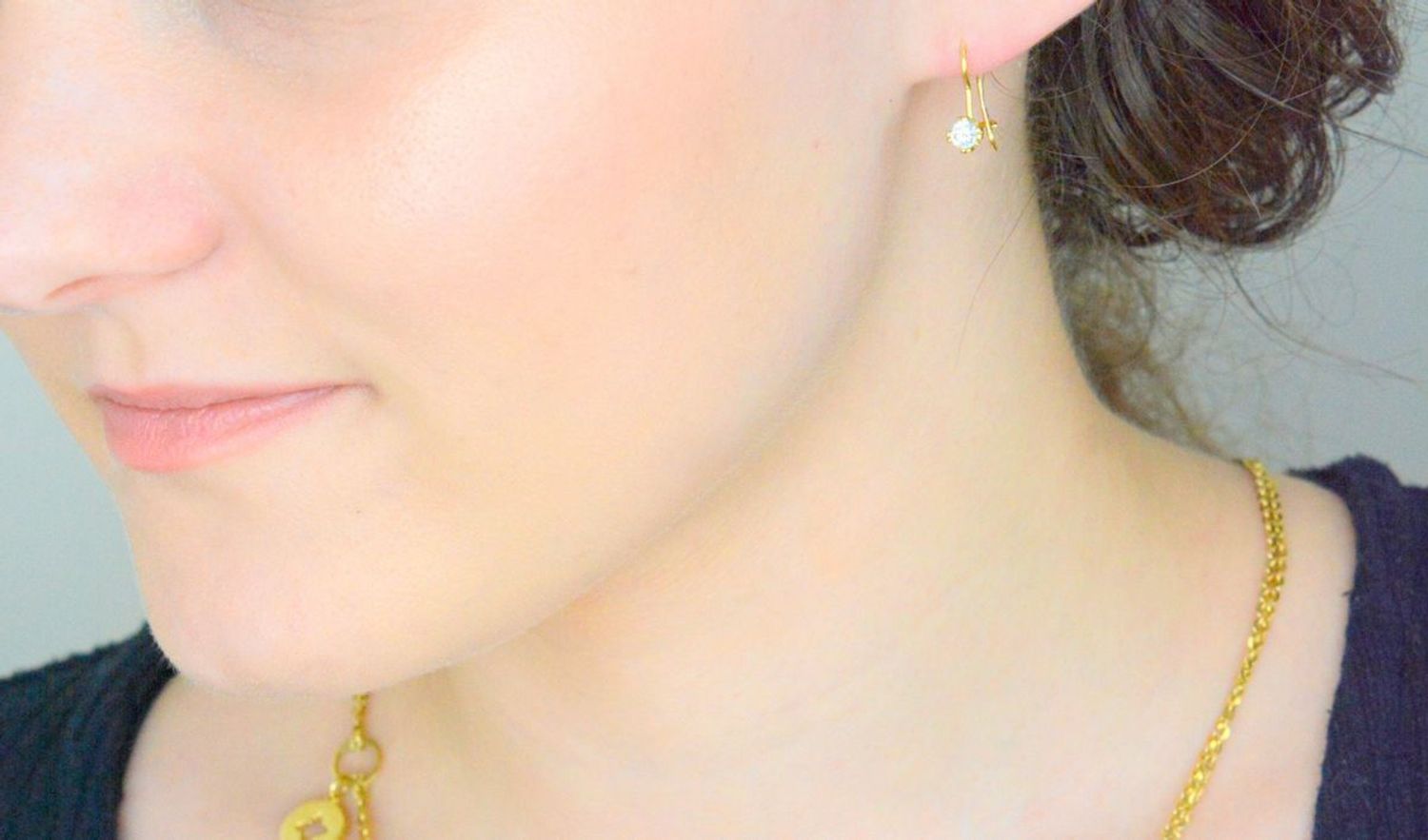 Kolczyki złote Apart wiszące z cyrkonią 585, DIA-KLC-1161-585 Stylowe kolczyki wykonane z wysokiej jakości złota próby 585. Kolczyki mają prosty kształt zakończone cyrkonią..jpg