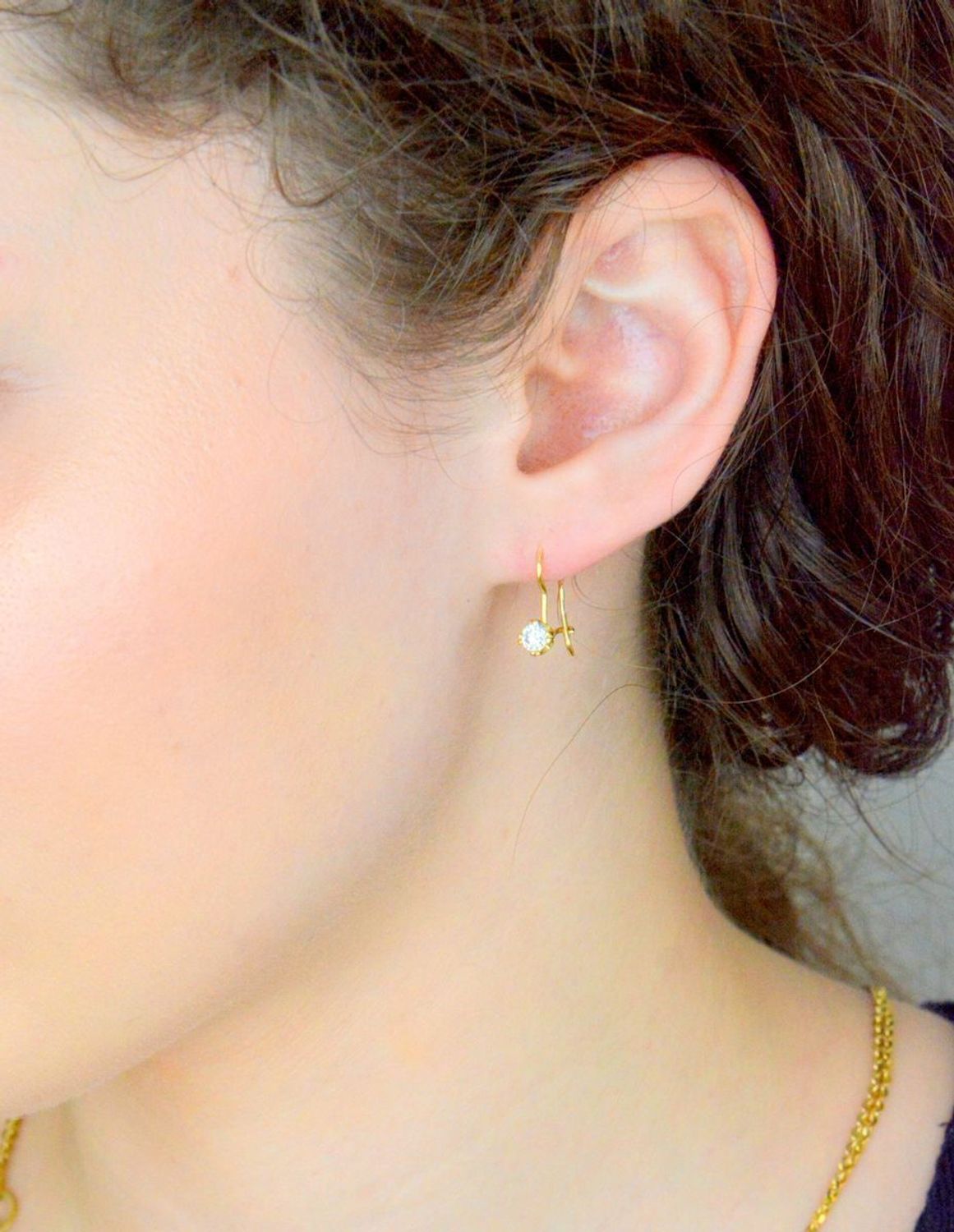 Kolczyki złote Apart wiszące z cyrkonią 585, DIA-KLC-1161-585 Stylowe kolczyki wykonane z wysokiej jakości złota próby 585. Kolczyki mają prosty kształt zakończone cyrkonią..jpg