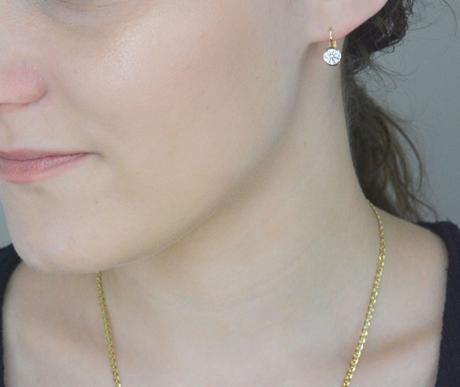 Kolczyki złote z cyrkonią pr 585, DIA-KLC-1162-585 Złote kolczyki zostały wykonane z najwyższej jakości złota próby 585. Złote kolczyki zostały ozdobione białą cyrkonią. 1.jpg