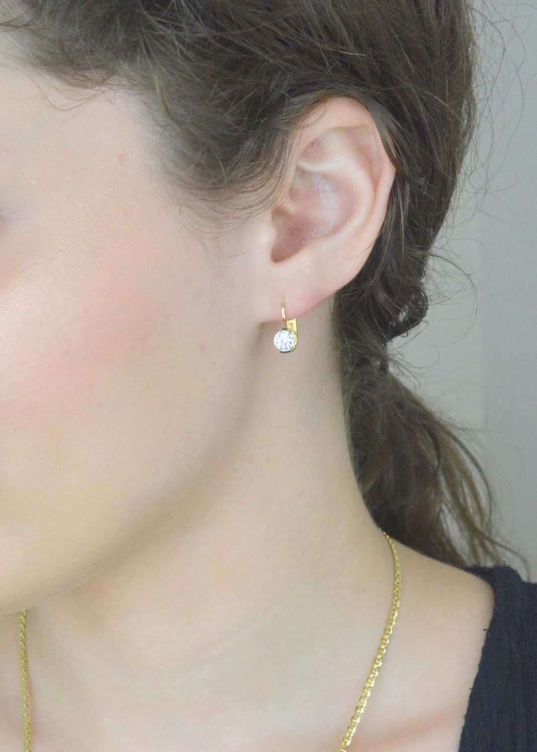 Kolczyki złote z cyrkonią pr 585, DIA-KLC-1162-585 Złote kolczyki zostały wykonane z najwyższej jakości złota próby 585. Złote kolczyki zostały ozdobione białą cyrkonią. 1.jpg