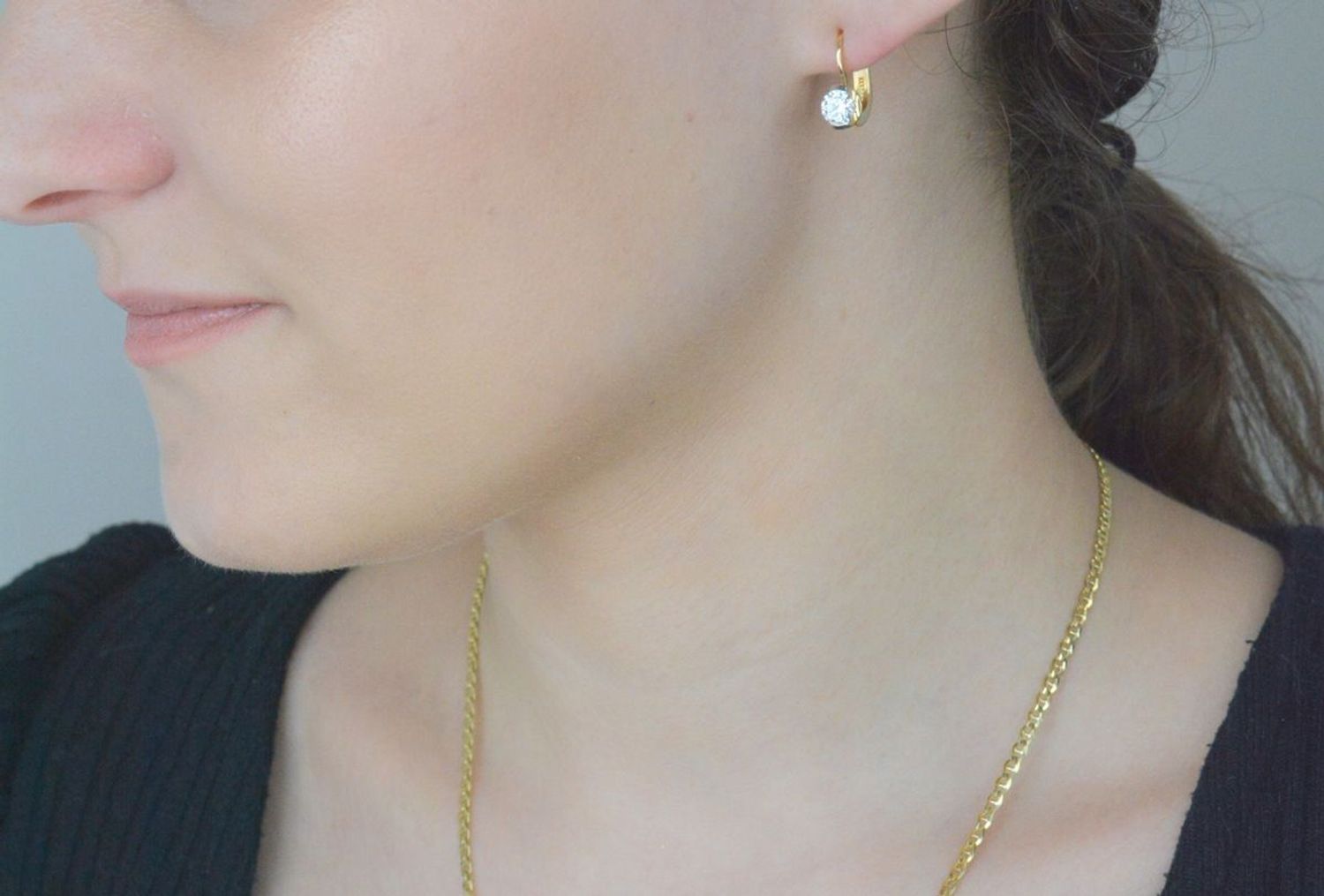 Kolczyki złote z cyrkonią pr 585, DIA-KLC-1162-585 Złote kolczyki zostały wykonane z najwyższej jakości złota próby 585. Złote kolczyki zostały ozdobione białą cyrkonią. 1.jpg