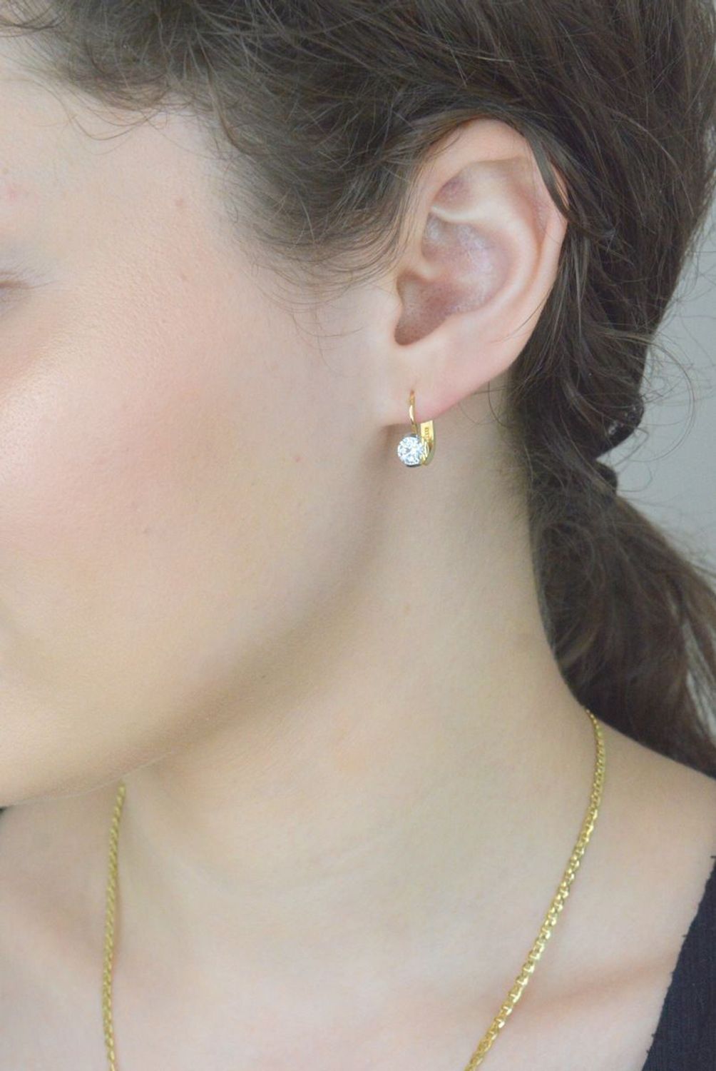 Kolczyki złote z cyrkonią pr 585, DIA-KLC-1162-585 Złote kolczyki zostały wykonane z najwyższej jakości złota próby 585. Złote kolczyki zostały ozdobione białą cyrkonią. 1.jpg