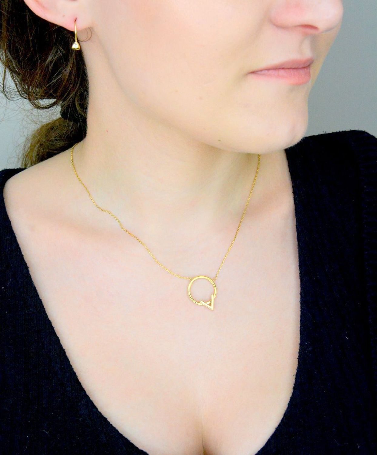 Kolczyki złote małe trójkąciki z cyrkonią pr 585, DIA-KLC-1165-585 Złote kolczyki wykonane z najwyższej jakości żółtego złota, próba 585, waga około 1,02 gram. Kolczyki w minimalistycznym 1.jpg