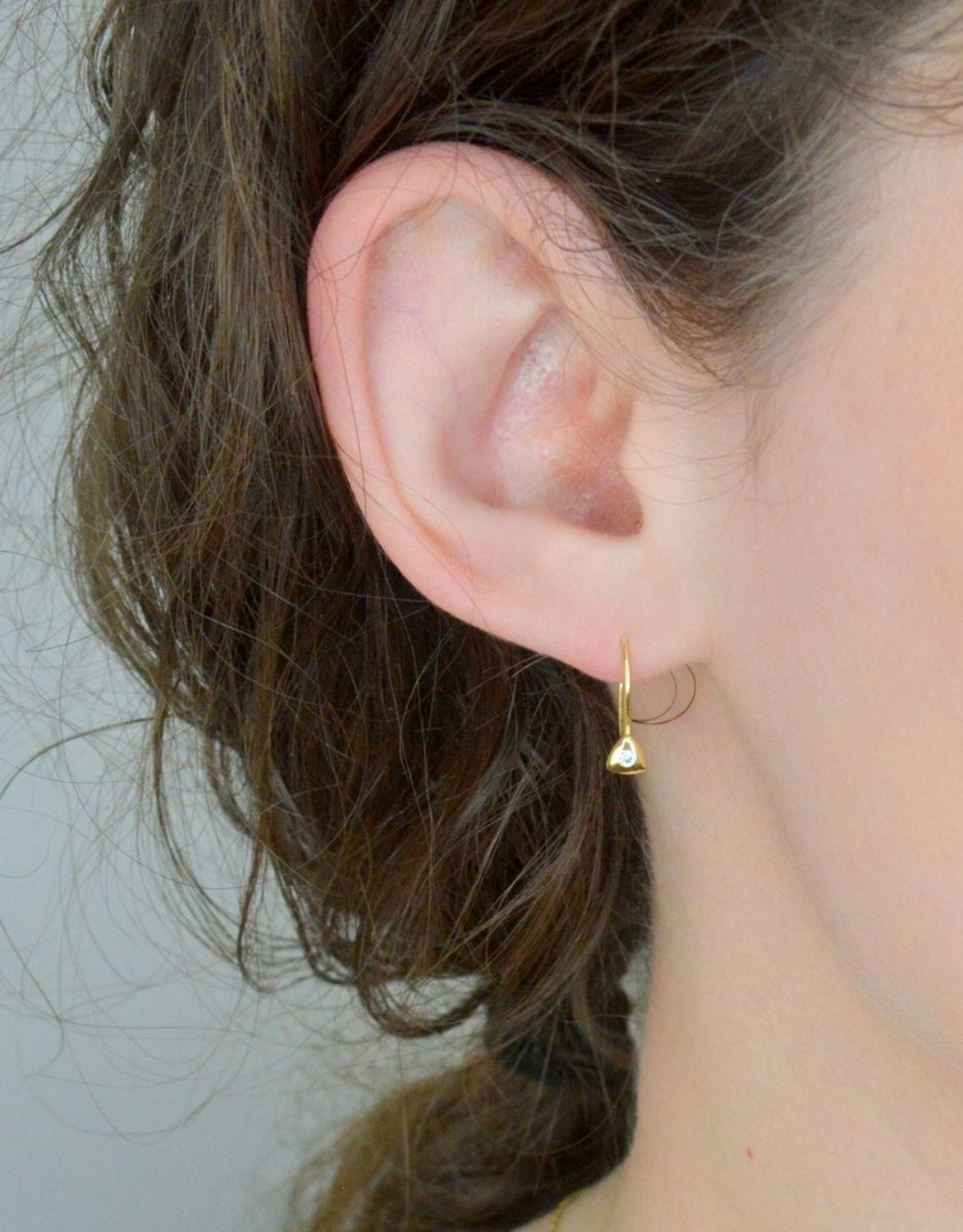 Kolczyki złote małe trójkąciki z cyrkonią pr 585, DIA-KLC-1165-585 Złote kolczyki wykonane z najwyższej jakości żółtego złota, próba 585, waga około 1,02 gram. Kolczyki w minimalistycznym 1.jpg