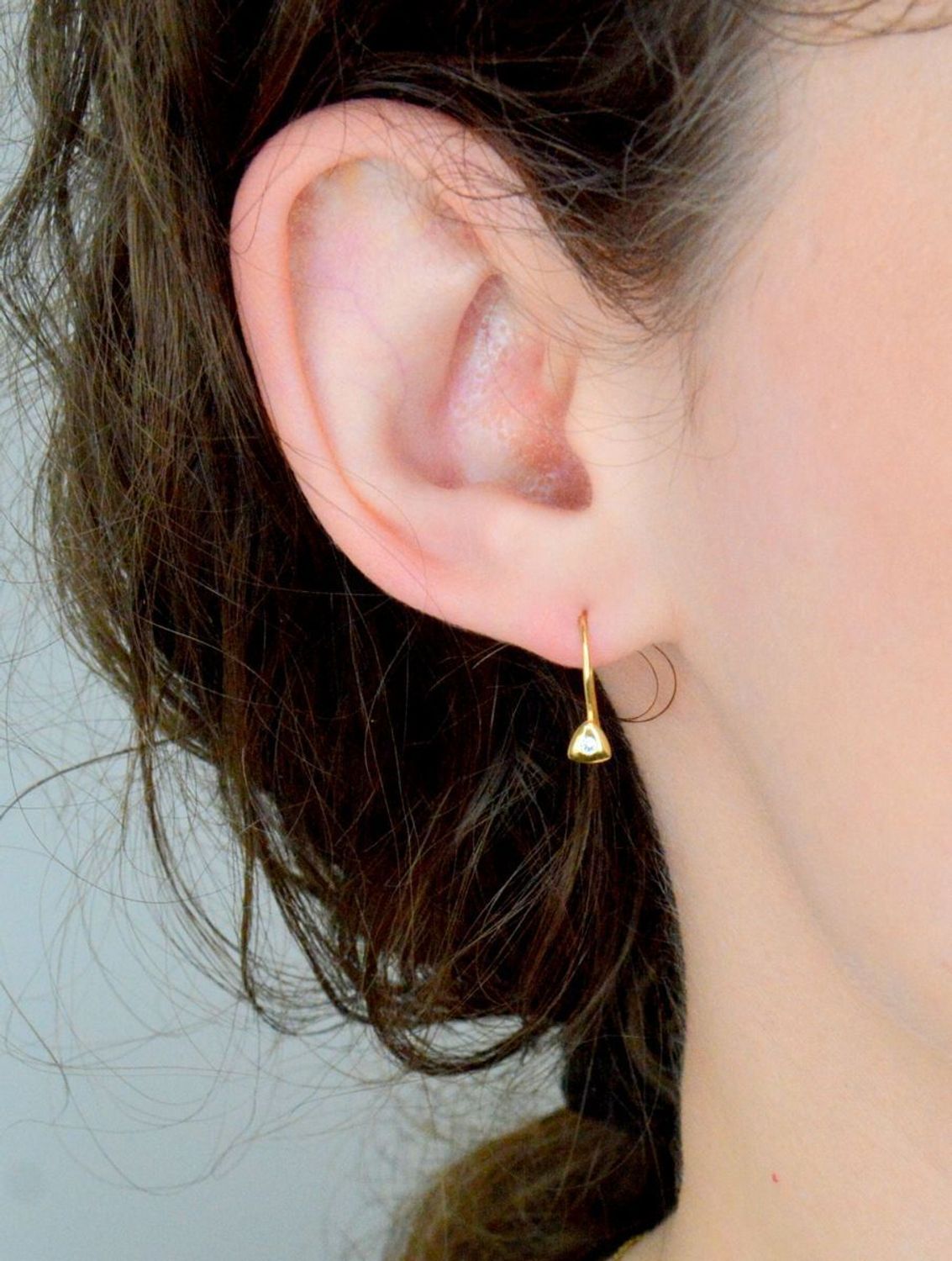 Kolczyki złote małe trójkąciki z cyrkonią pr 585, DIA-KLC-1165-585 Złote kolczyki wykonane z najwyższej jakości żółtego złota, próba 585, waga około 1,02 gram. Kolczyki w minimalistycznym 1.jpg