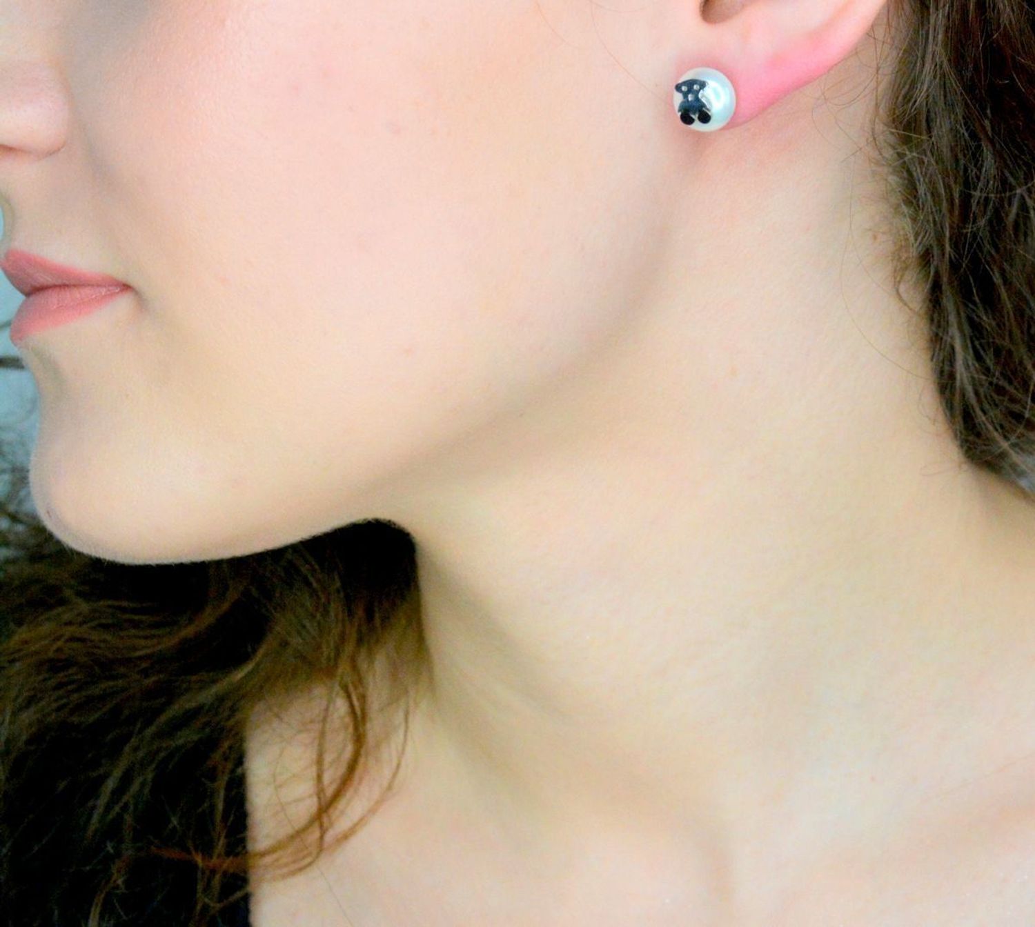 Stalowe kolczyki damskie z perełką 'Tous' na sztyft DIA-KLC-11659-STAL. Stalowe kolczyki damskie. Kolczyki stalowe z perłą. Kolczyki damskie stalowe tous z perełką. Kolczyki damskie na sztyft.1.jpg