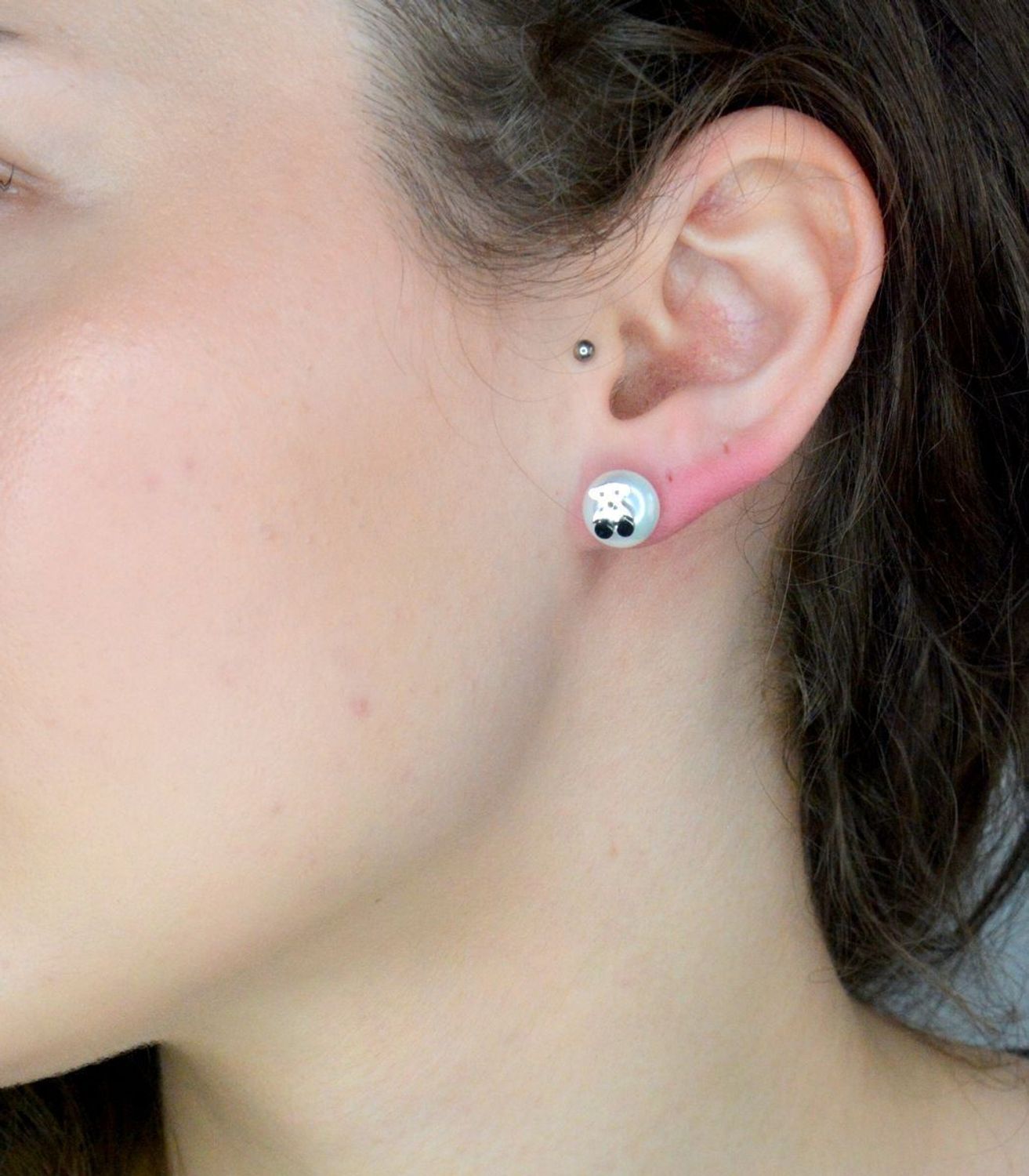 Stalowe kolczyki damskie z perełką 'Tous' na sztyft DIA-KLC-11659-STAL. Stalowe kolczyki damskie. Kolczyki stalowe z perłą. Kolczyki damskie stalowe tous z perełką. Kolczyki damskie na sztyft.1.jpg