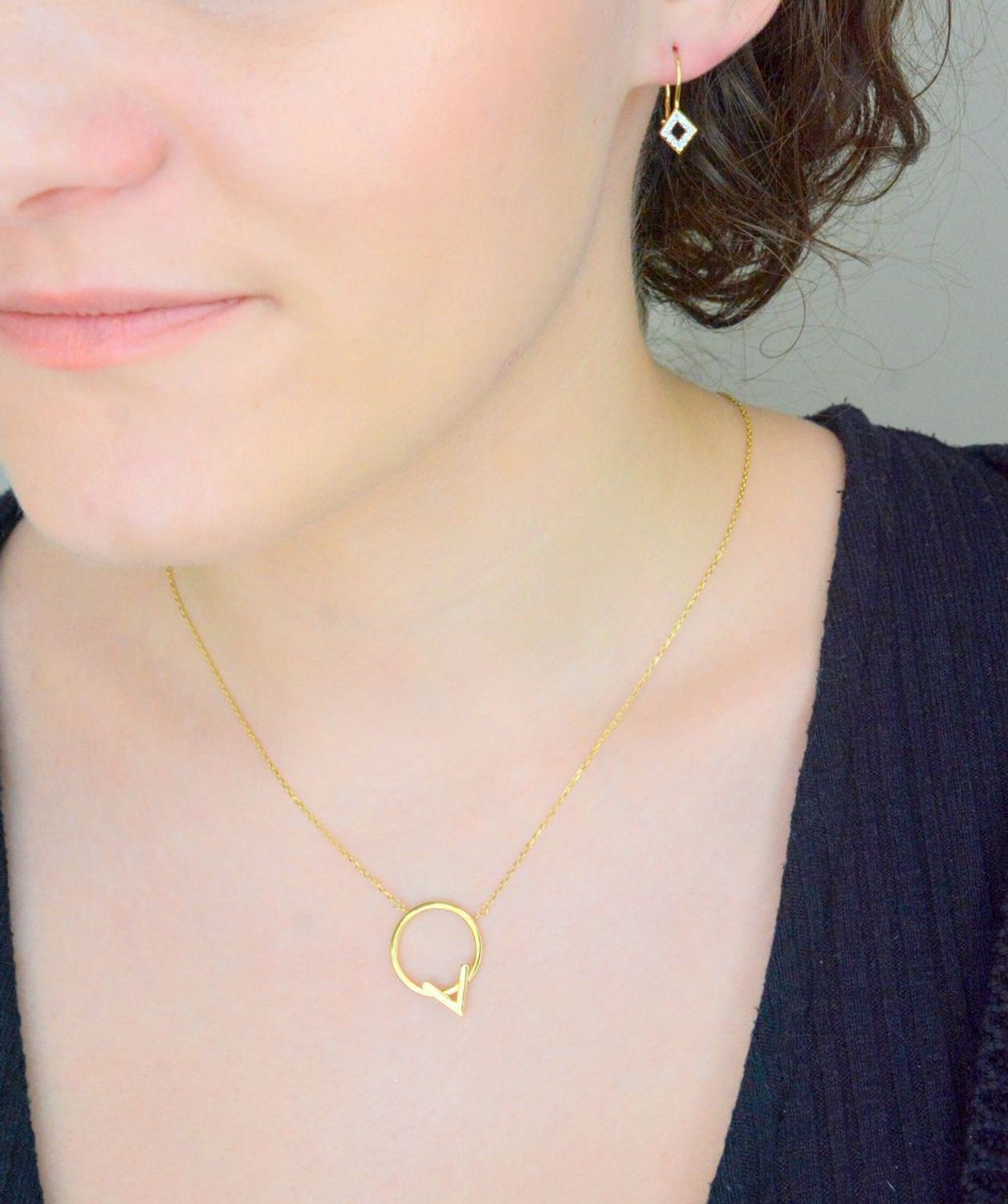 Kolczyki złote romby z cyrkoniami 585, DIA-KLC-1166-585. Złote kolczyki wykonane z najwyższej jakości żółtego złota, próba 585, waga około 1,05 gram. Kolczyki w minimalistycznym stylu1.jpg