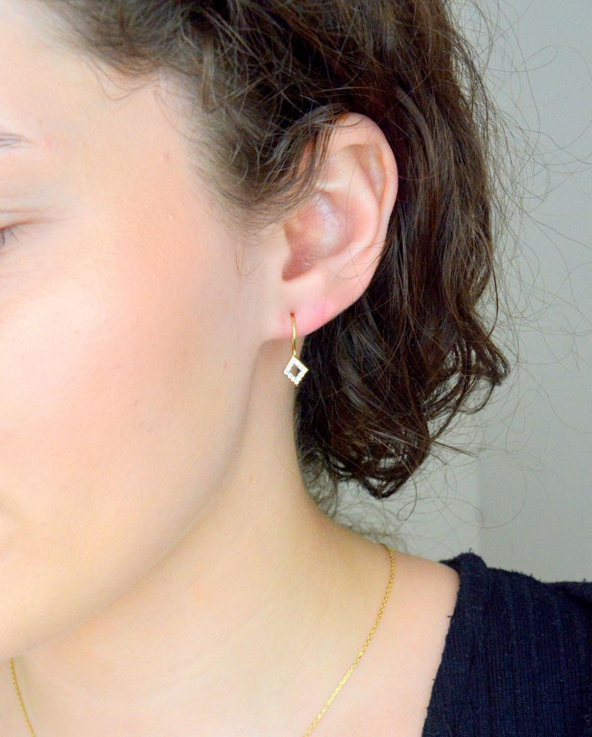 Kolczyki złote romby z cyrkoniami 585, DIA-KLC-1166-585. Złote kolczyki wykonane z najwyższej jakości żółtego złota, próba 585, waga około 1,05 gram. Kolczyki w minimalistycznym stylu1.jpg