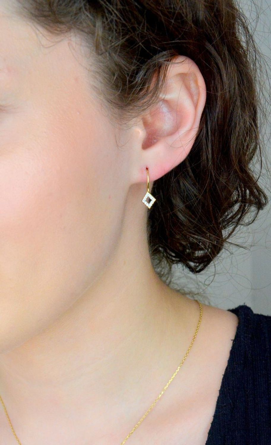 Kolczyki złote romby z cyrkoniami 585, DIA-KLC-1166-585. Złote kolczyki wykonane z najwyższej jakości żółtego złota, próba 585, waga około 1,05 gram. Kolczyki w minimalistycznym stylu1.jpg