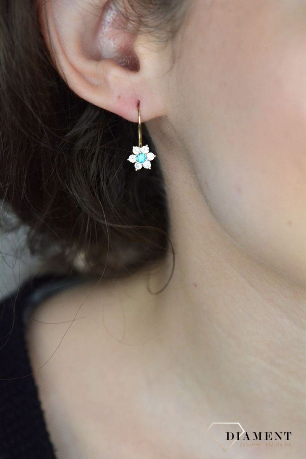 Złote kolczyki kwiatki z cyrkonią próba 585 DIA-KLC-1167-585. Niebieska cyrkonia. Delikatne złote kolczyki wykonane z najwyższej jakości złota próby 585 w motywie kwiatów 1.jpg