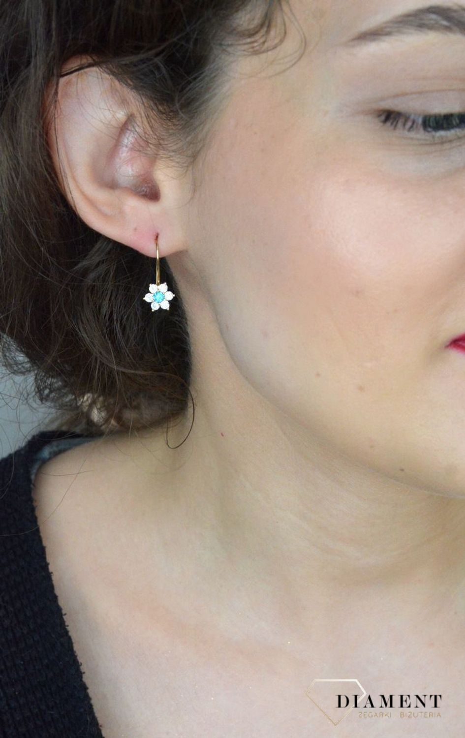 Złote kolczyki kwiatki z cyrkonią próba 585 DIA-KLC-1167-585. Niebieska cyrkonia. Delikatne złote kolczyki wykonane z najwyższej jakości złota próby 585 w motywie kwiatów 1.jpg