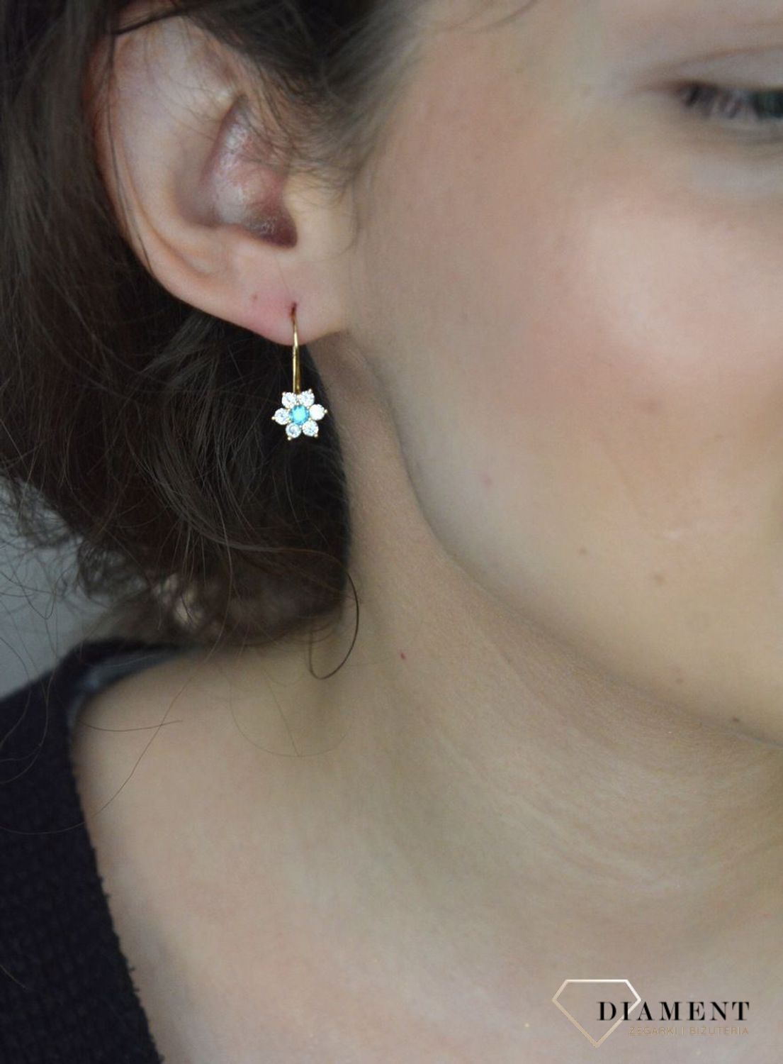 Złote kolczyki kwiatki z cyrkonią próba 585 DIA-KLC-1167-585. Niebieska cyrkonia. Delikatne złote kolczyki wykonane z najwyższej jakości złota próby 585 w motywie kwiatów 1.jpg