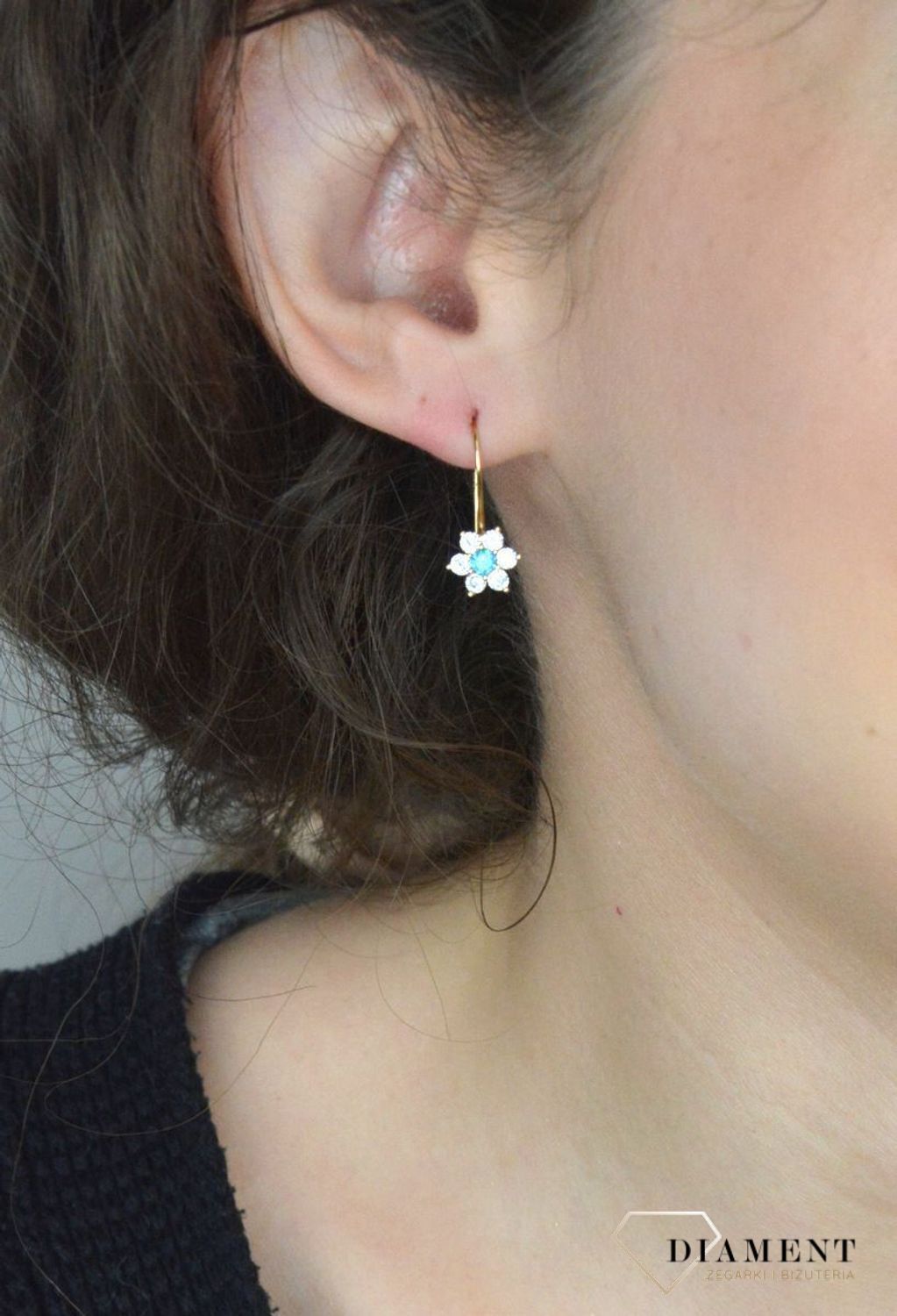 Złote kolczyki kwiatki z cyrkonią próba 585 DIA-KLC-1167-585. Niebieska cyrkonia. Delikatne złote kolczyki wykonane z najwyższej jakości złota próby 585 w motywie kwiatów 1.jpg