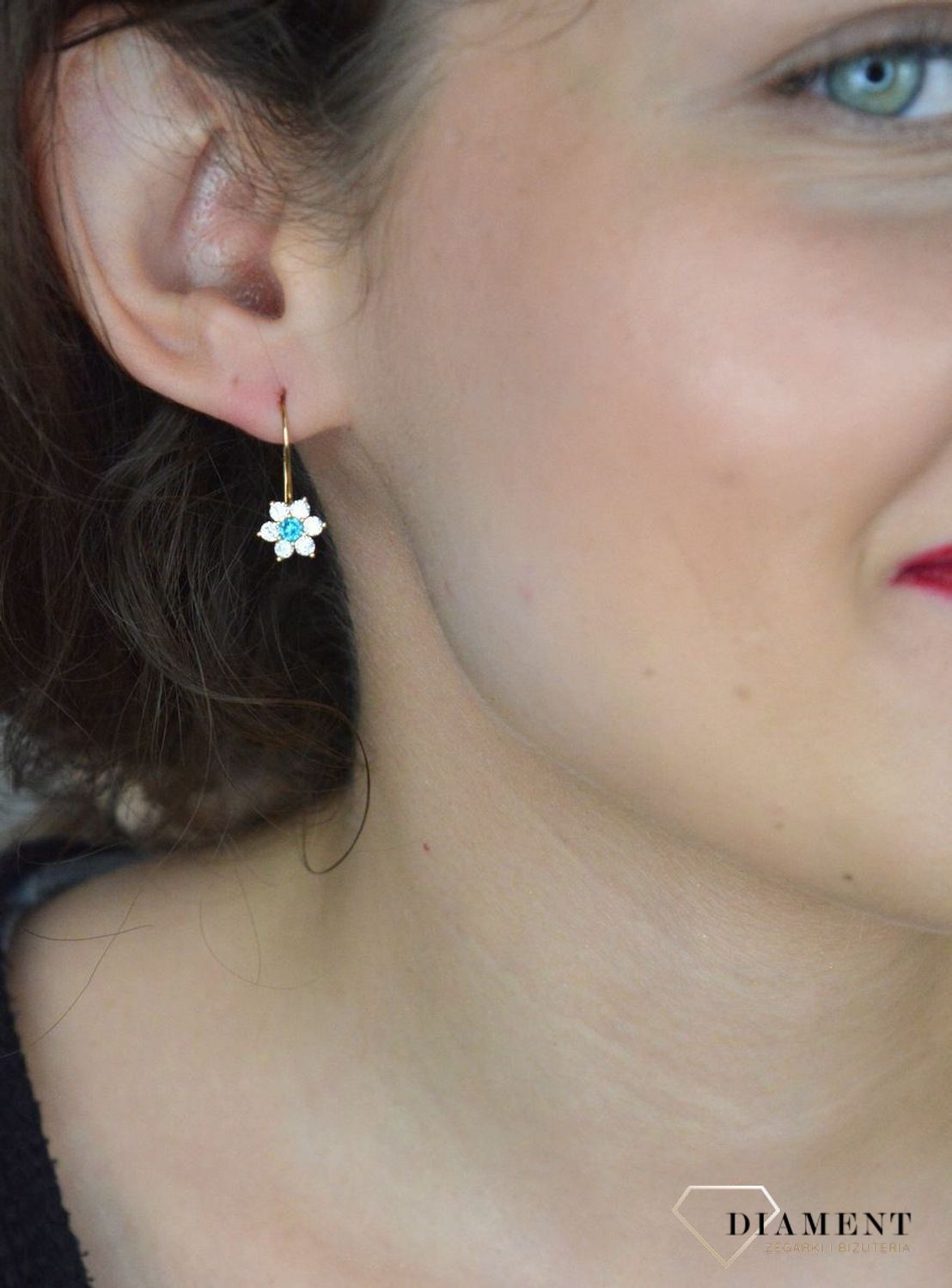 Złote kolczyki kwiatki z cyrkonią próba 585 DIA-KLC-1167-585. Niebieska cyrkonia. Delikatne złote kolczyki wykonane z najwyższej jakości złota próby 585 w motywie kwiatów 1.jpg