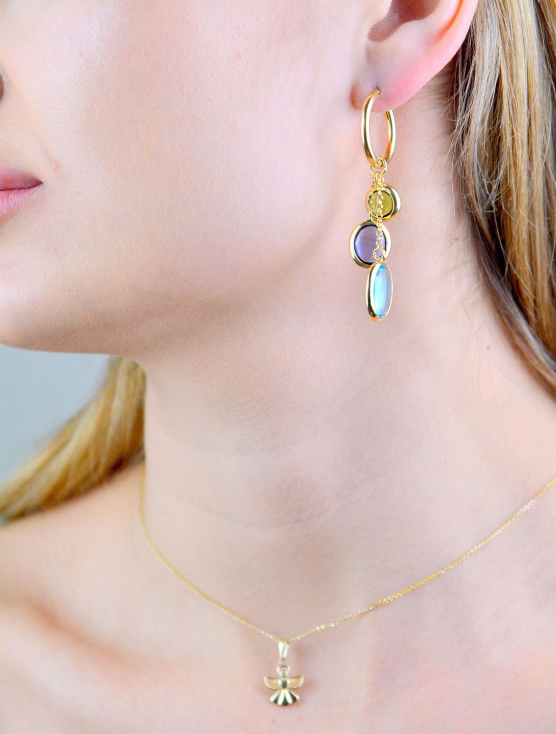 Srebrne kolczyki damskie  pokryte złotem koła ozdobione kolorowymi cyrkoniami DIA-KLC-11686-925. Oryginalne pozłacane kolczyki. Włoskie kolczyki Sublime. Pozłacane koła z zawieszkami. Kolczyki damskie na prezent..jpg