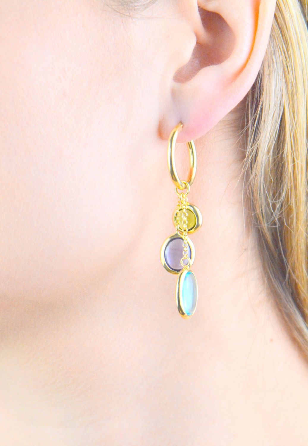 Srebrne kolczyki damskie  pokryte złotem koła ozdobione kolorowymi cyrkoniami DIA-KLC-11686-925. Oryginalne pozłacane kolczyki. Włoskie kolczyki Sublime. Pozłacane koła z zawieszkami. Kolczyki damskie na prezent..jpg