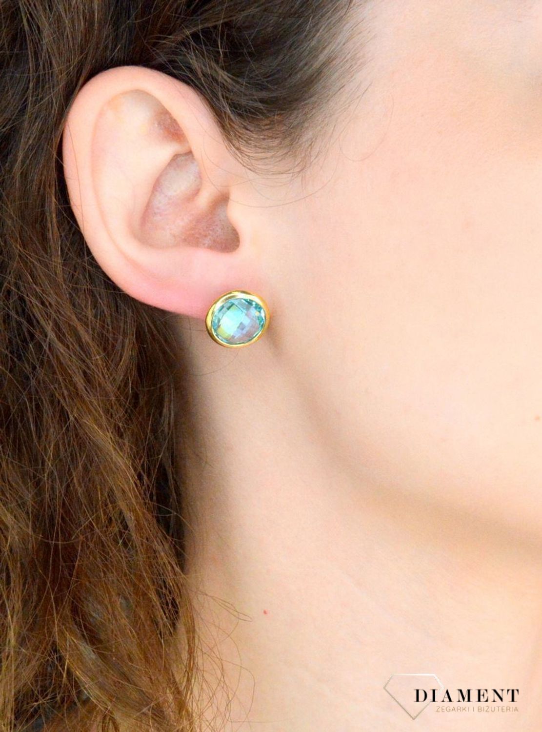 Srebrne kolczyki damskie pokryte złotem okrągłe błękitne cyrkonie DIA-KLC-11693-925. Oryginalne srebrne kolczyki. Włoskie kolczyki Sublime. Srebrne kolczyki wkrętki z błękitnym oczkiem. Kolczyki damskie na prezent.1.jpg