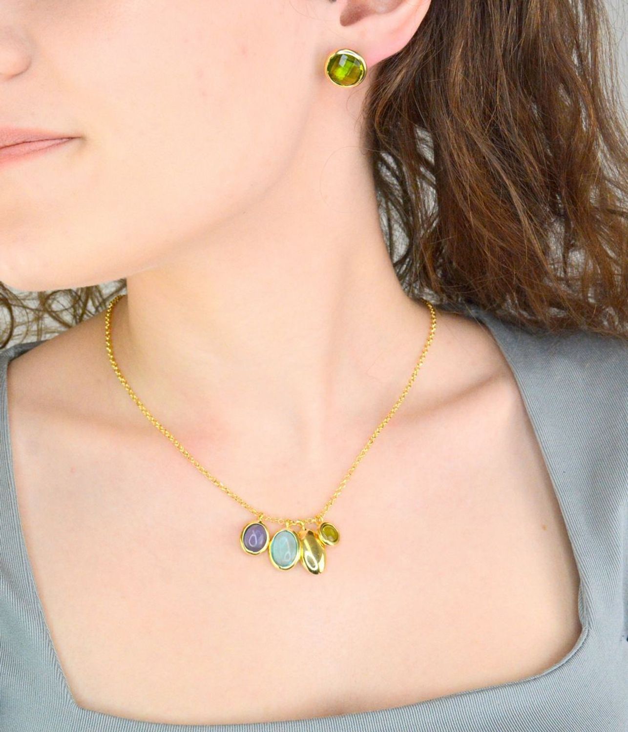 Srebrne kolczyki damskie pokryte złotem okrągłe zielone cyrkonie DIA-KLC-11694-925. Oryginalne srebrne kolczyki. Włoskie kolczyki Sublime. Srebrne kolczyki wkrętki z zielonym oczkiem. 1.jpg