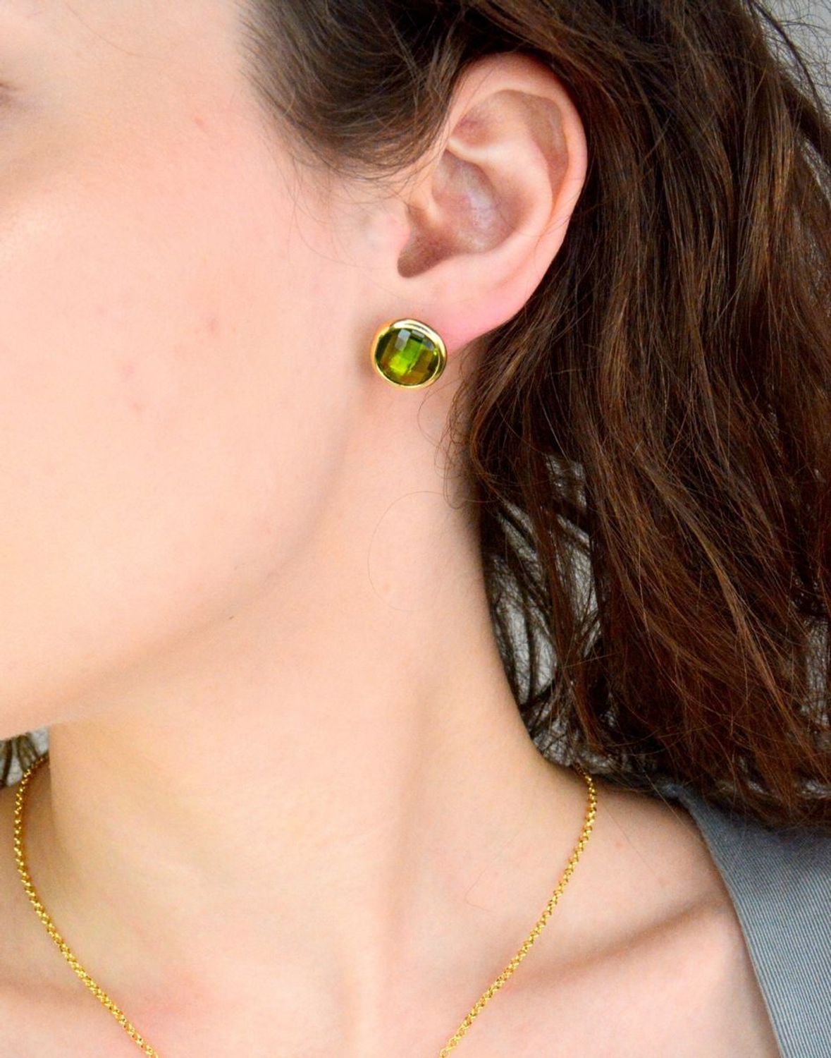 Srebrne kolczyki damskie pokryte złotem okrągłe zielone cyrkonie DIA-KLC-11694-925. Oryginalne srebrne kolczyki. Włoskie kolczyki Sublime. Srebrne kolczyki wkrętki z zielonym oczkiem. 1.jpg