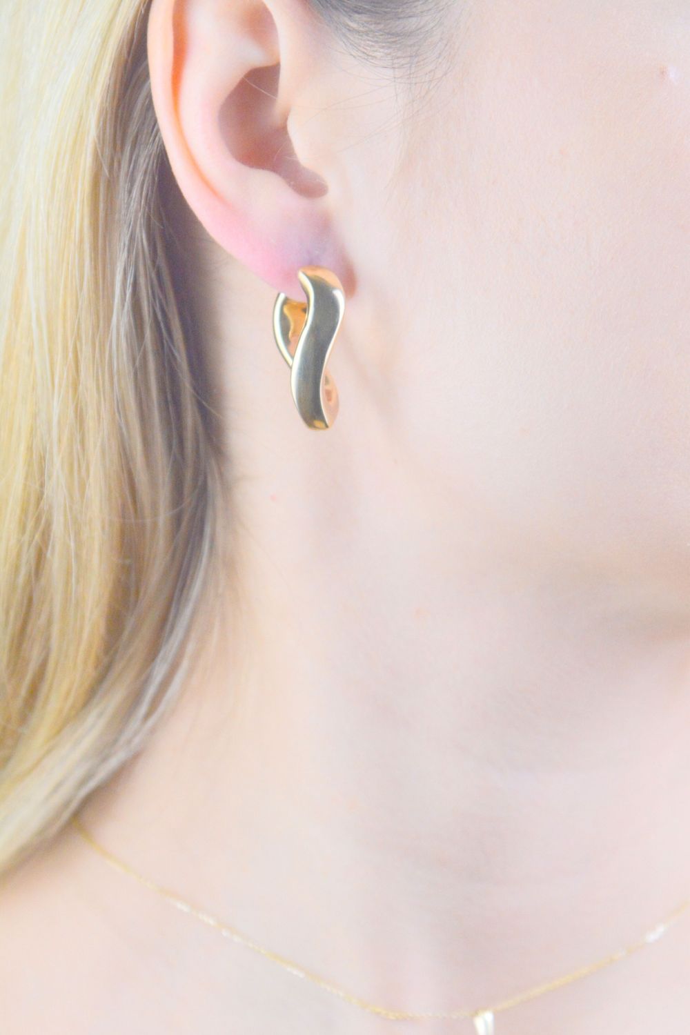 Srebrne kolczyki damskie 925 pozłacane o szerokim nieregularnym wzorze DIA-KLC-11703-925. Srebrne kolczyki damskie. Srebrne kolczyki pokryte złotem. Kolczyki srebrne o modnym wzorze. Szerokie srebrne kolczyki damskie..jpg