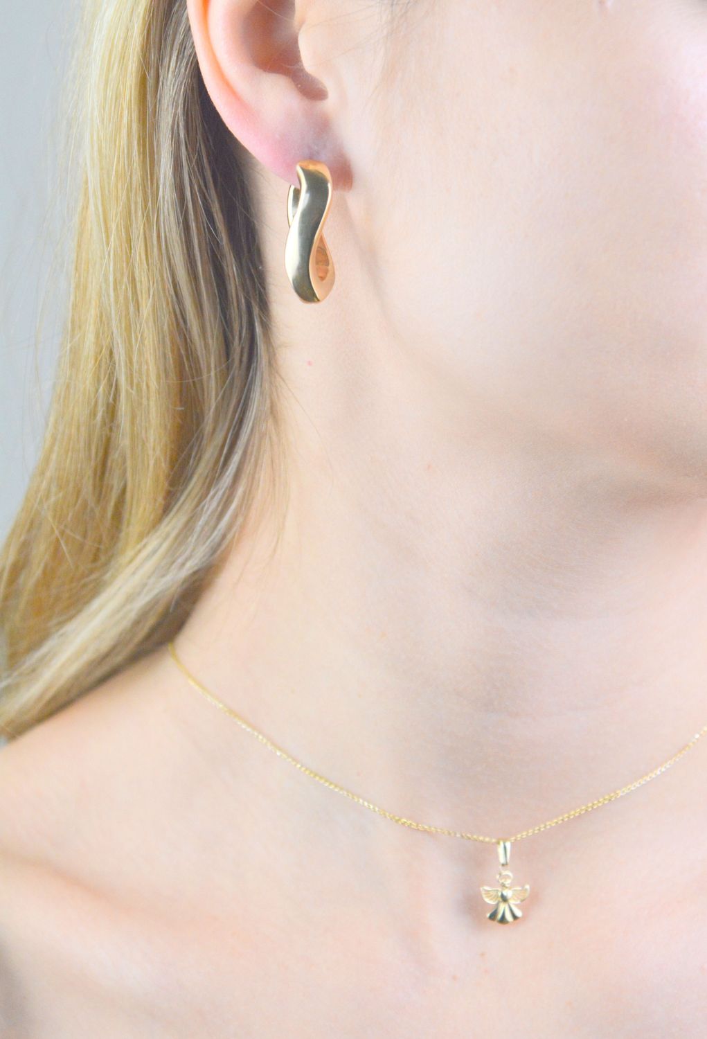 Srebrne kolczyki damskie 925 pozłacane o szerokim nieregularnym wzorze DIA-KLC-11703-925. Srebrne kolczyki damskie. Srebrne kolczyki pokryte złotem. Kolczyki srebrne o modnym wzorze. Szerokie srebrne kolczyki damskie..jpg