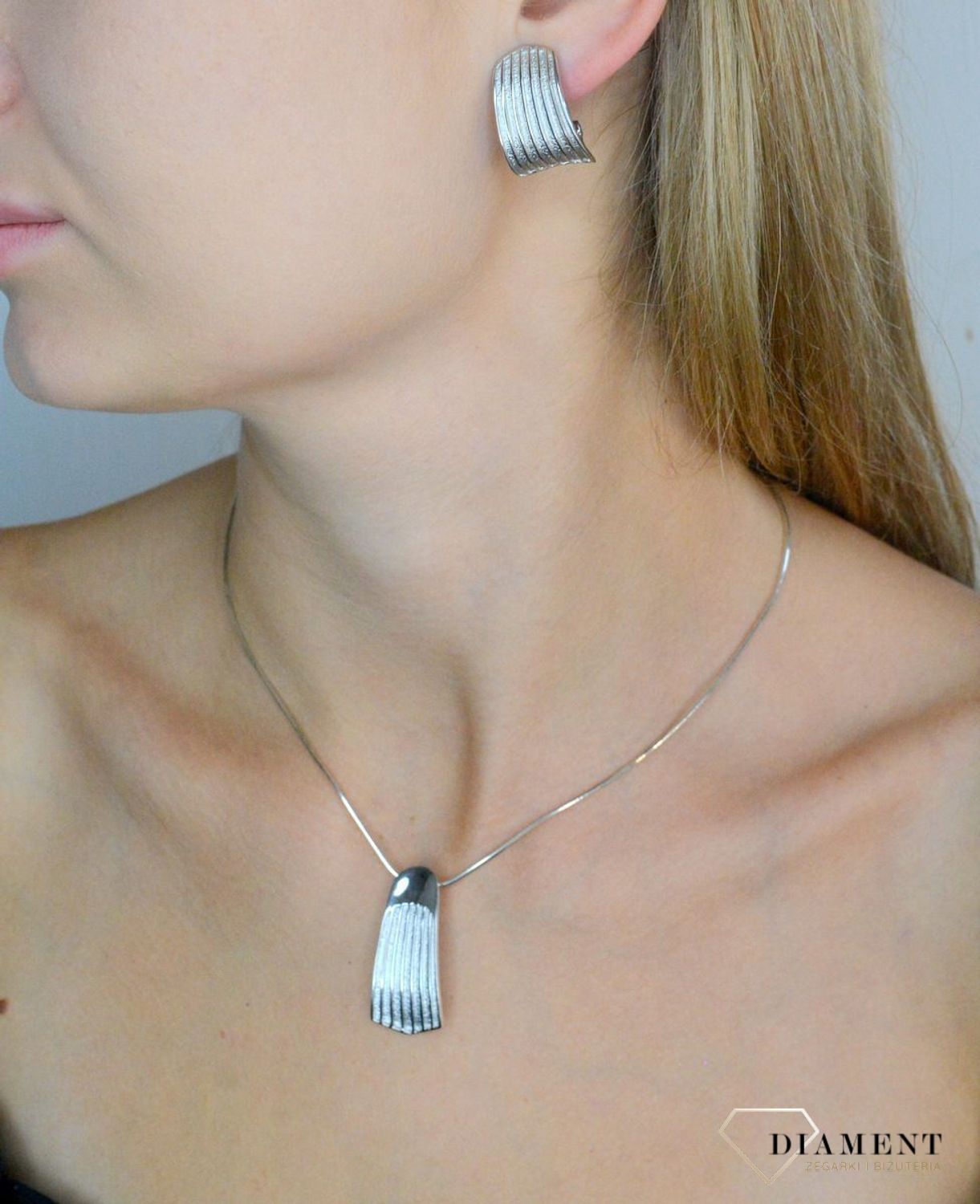 Srebrne kolczyki damskie 925 podłużne grawerowane DIA-KLC-11707-925 (1).jpg