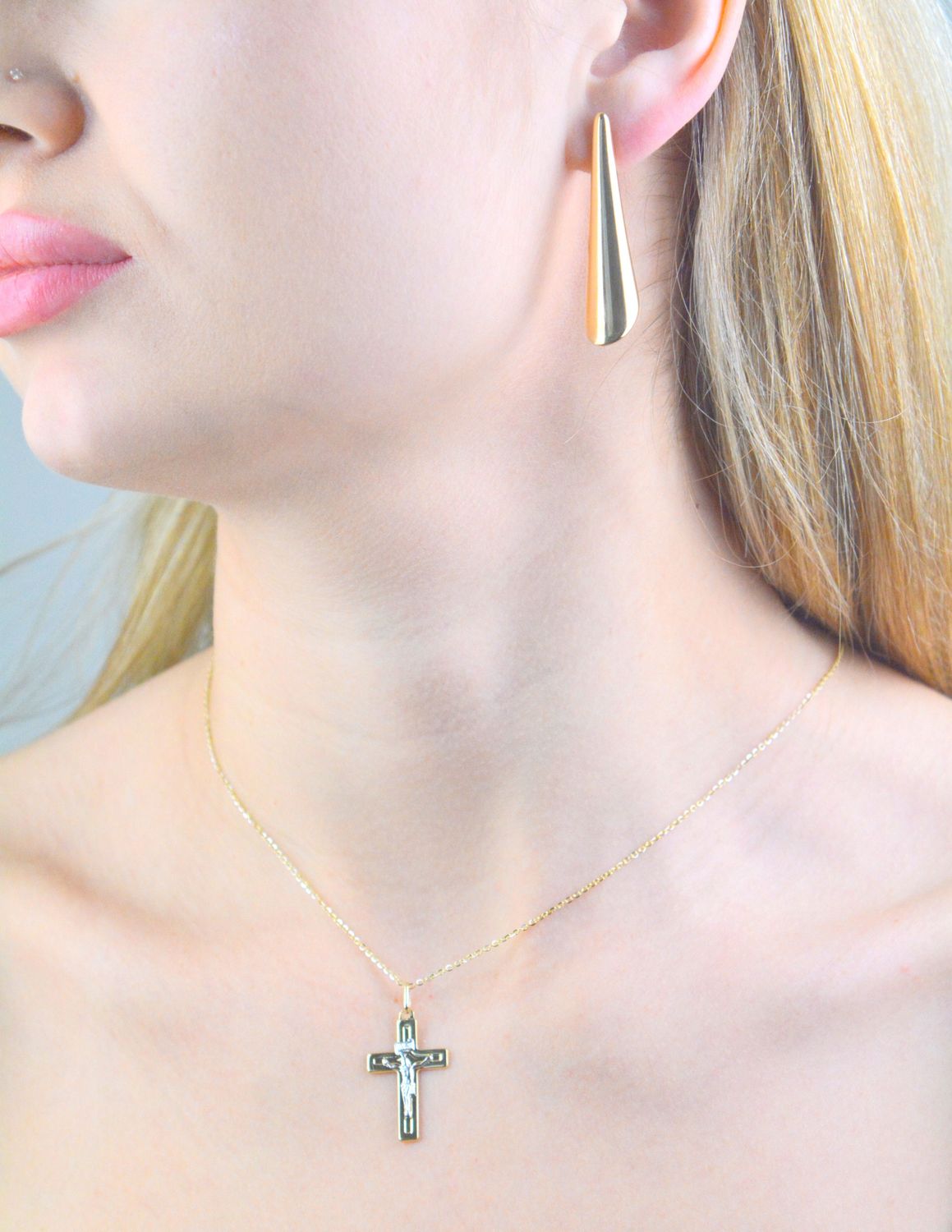 Srebrne kolczyki damskie 925 pozłacane gładkie stożki DIA-KLC-11708Z-925. Srebrne kolczyki damskie. Srebrne kolczyki pokryte złotem. Kolczyki srebrne o modnym wzorze. Szerokie srebrne kolczyki damskie..jpg